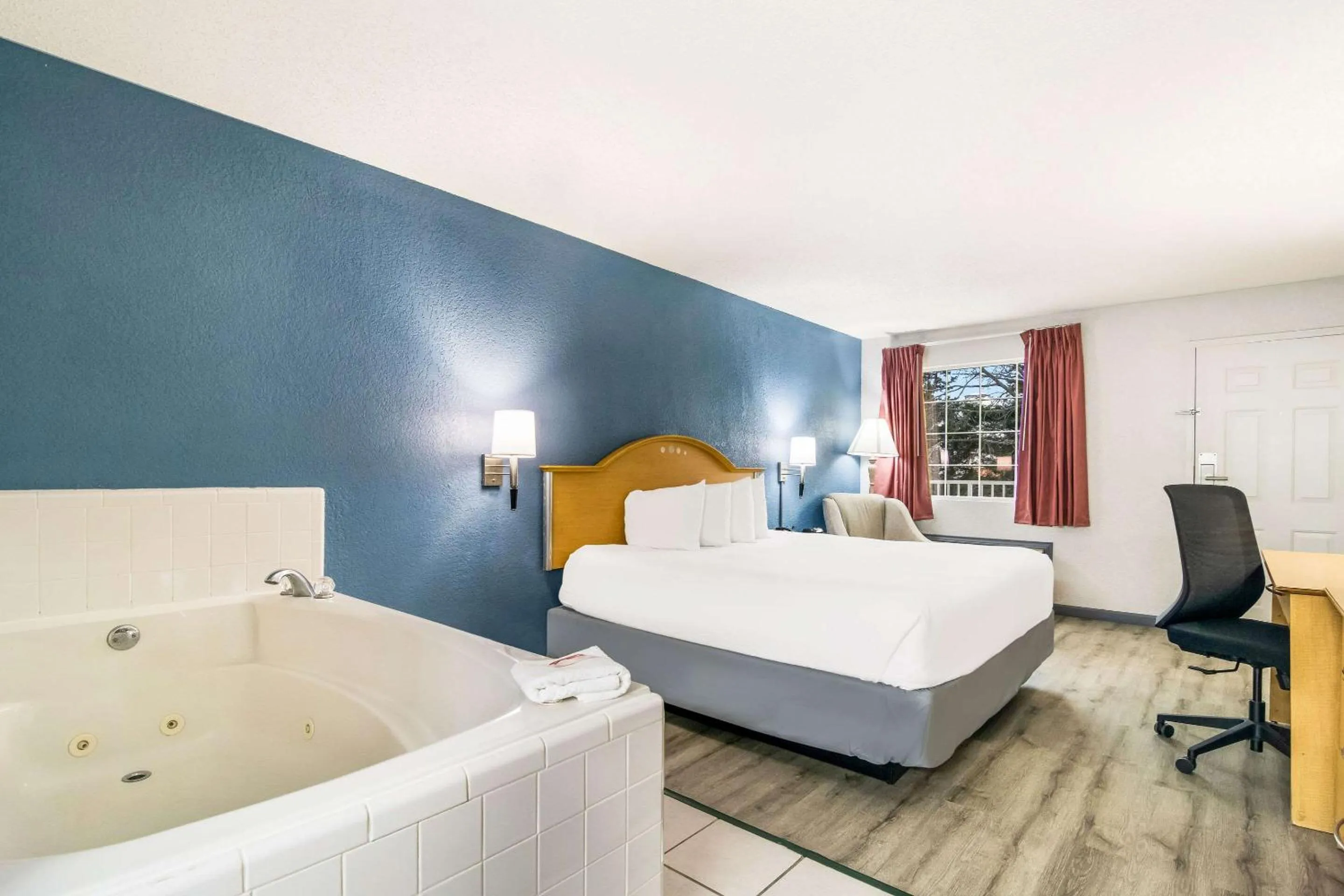 Bed in Econo Lodge Branson Theater District