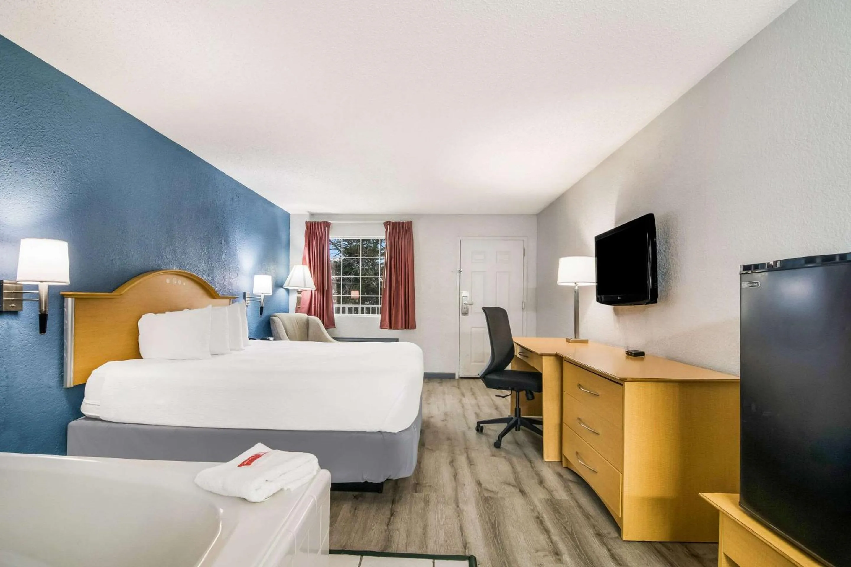 TV and multimedia, Bed in Econo Lodge Branson Theater District