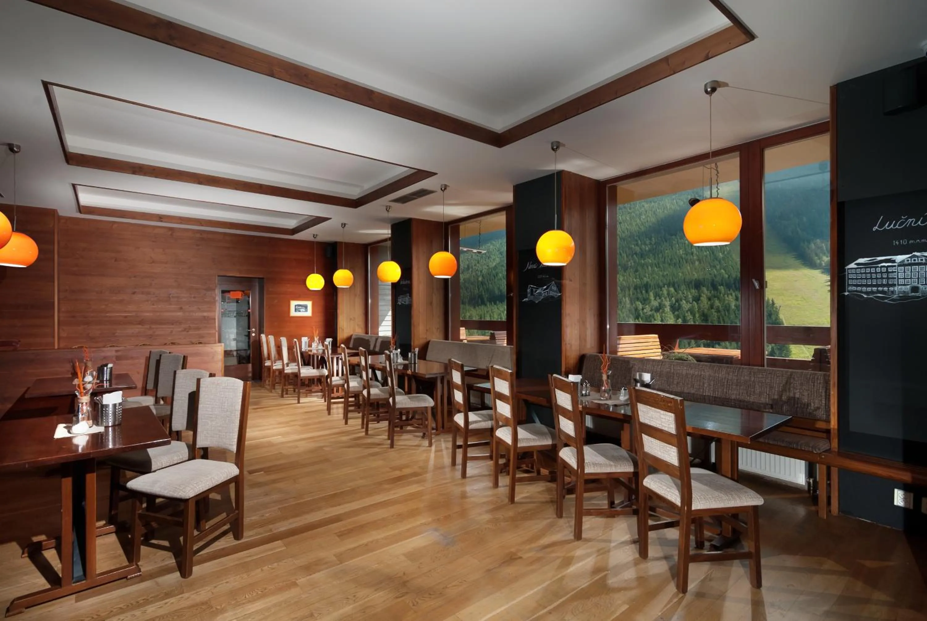 Restaurant/places to eat in Hotel Adam