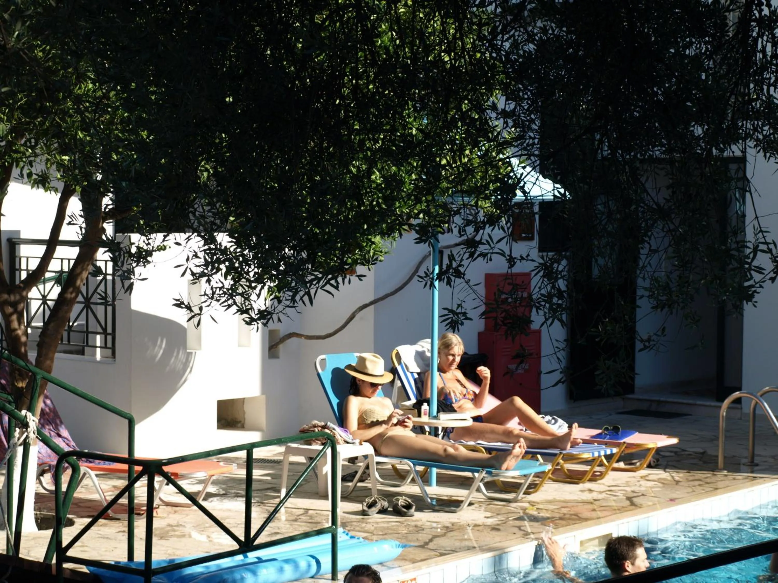Swimming pool in Kastro Studios Apartments