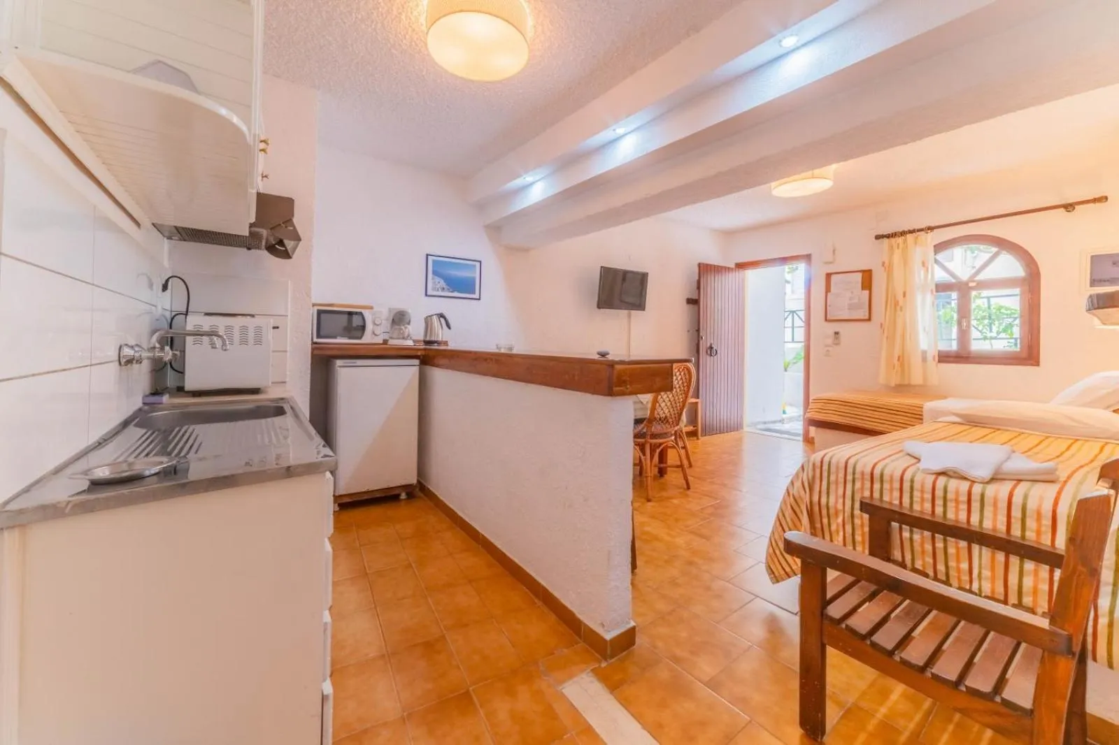 Photo of the whole room in Kastro Studios Apartments