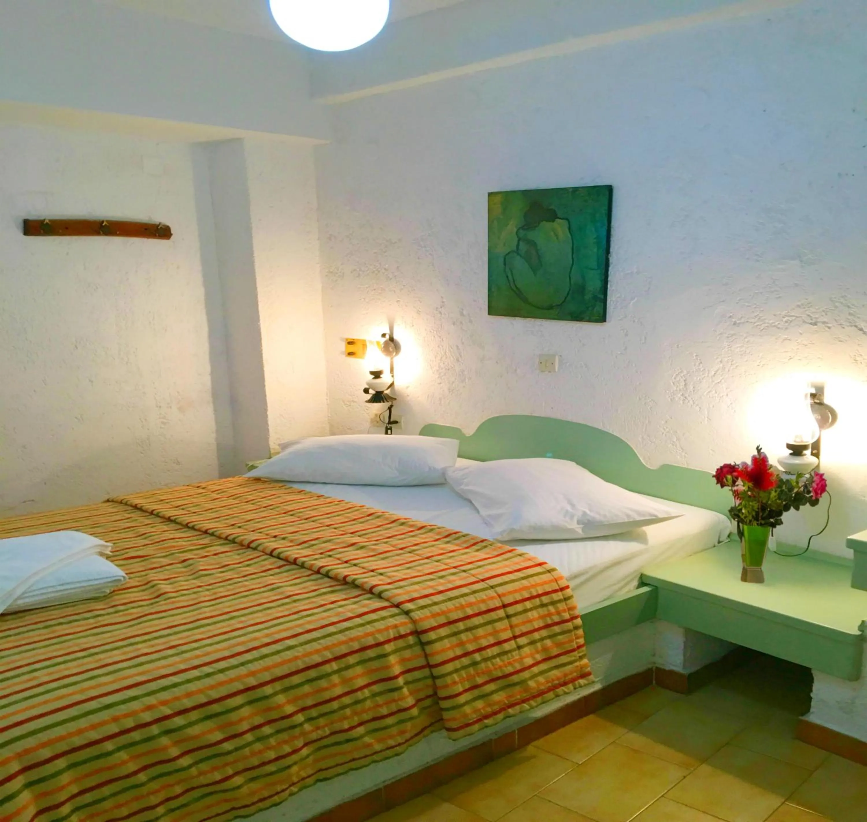 Bed in Kastro Studios Apartments