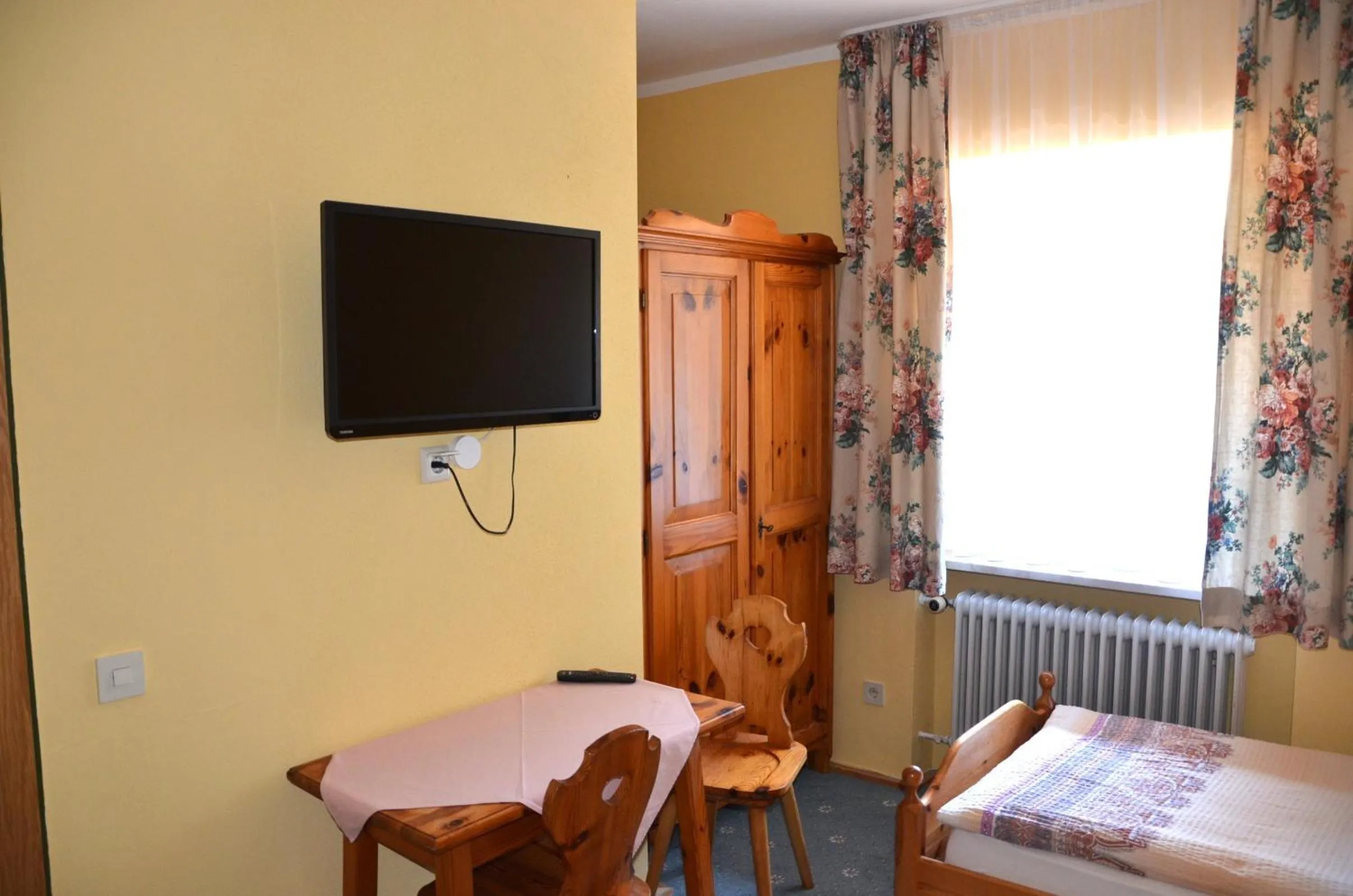 TV and multimedia, Bed in Landgasthof zur Quelle