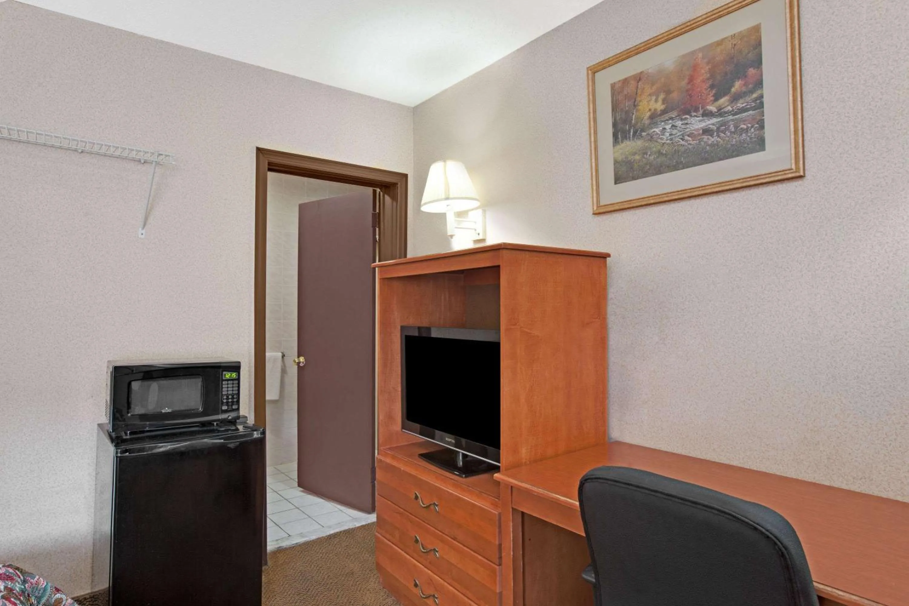 Photo of the whole room, TV/Entertainment Center in Knights Inn Pine Brook