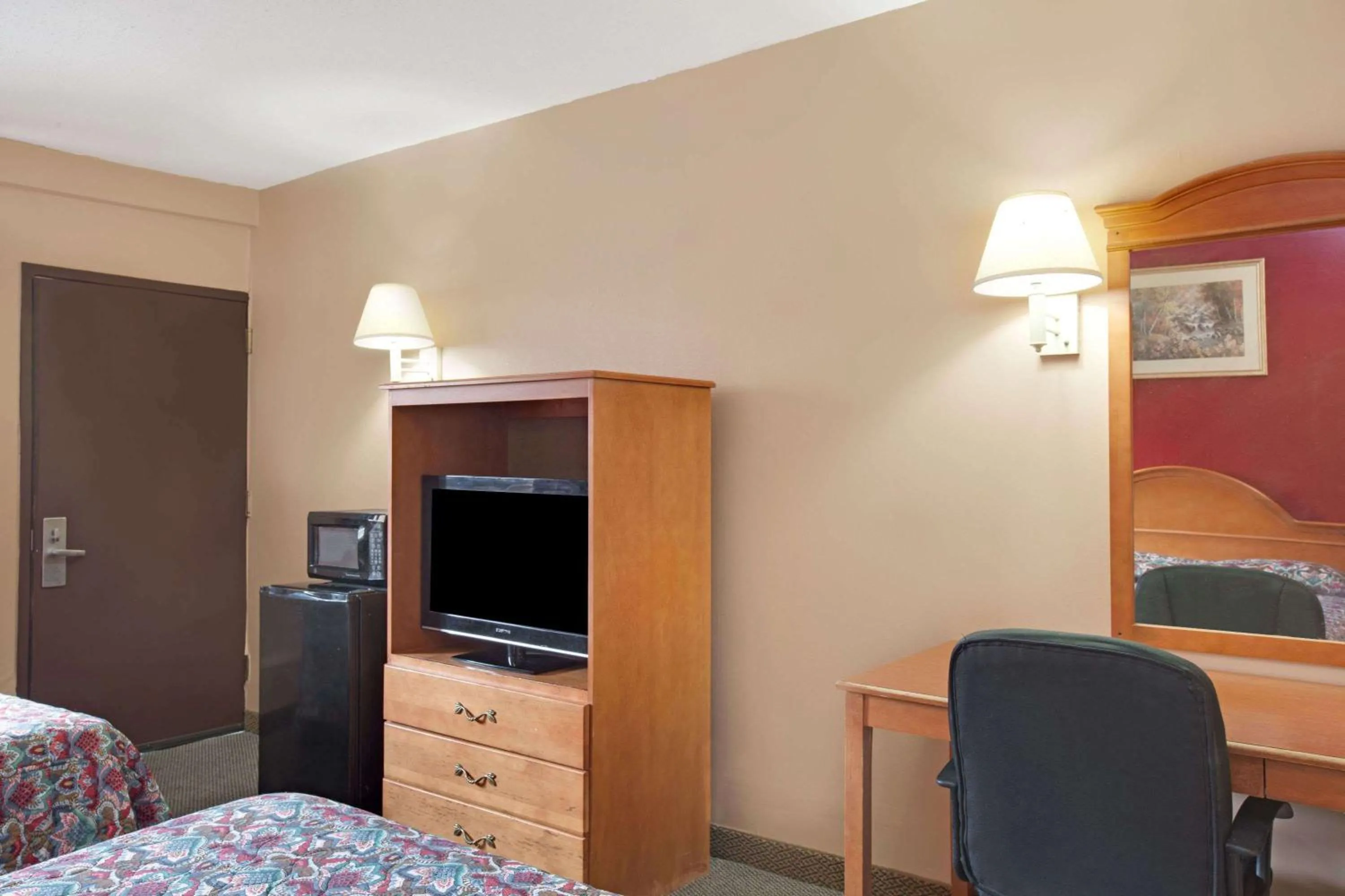 Photo of the whole room, Bed in Knights Inn Pine Brook