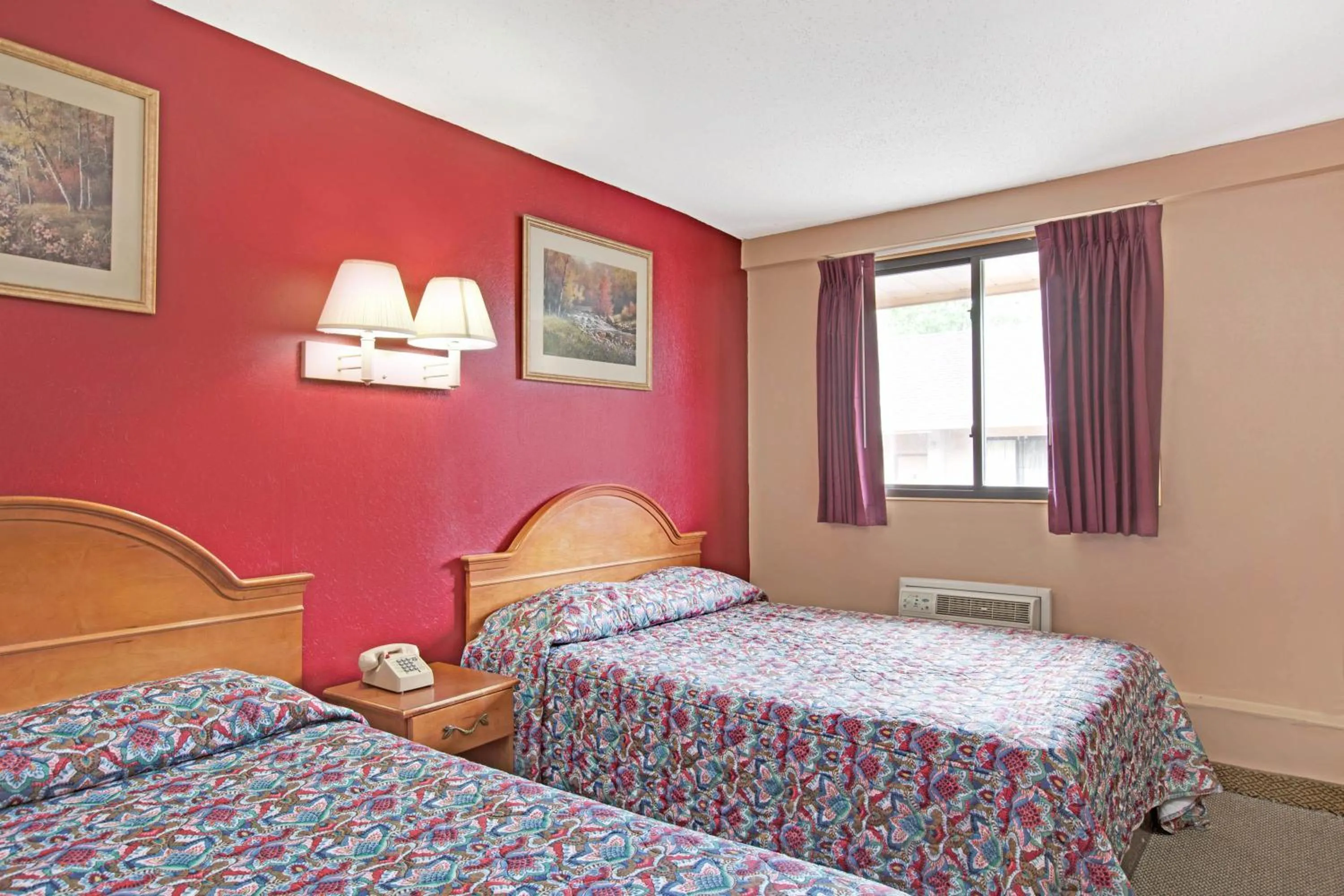 Bed in Knights Inn Pine Brook