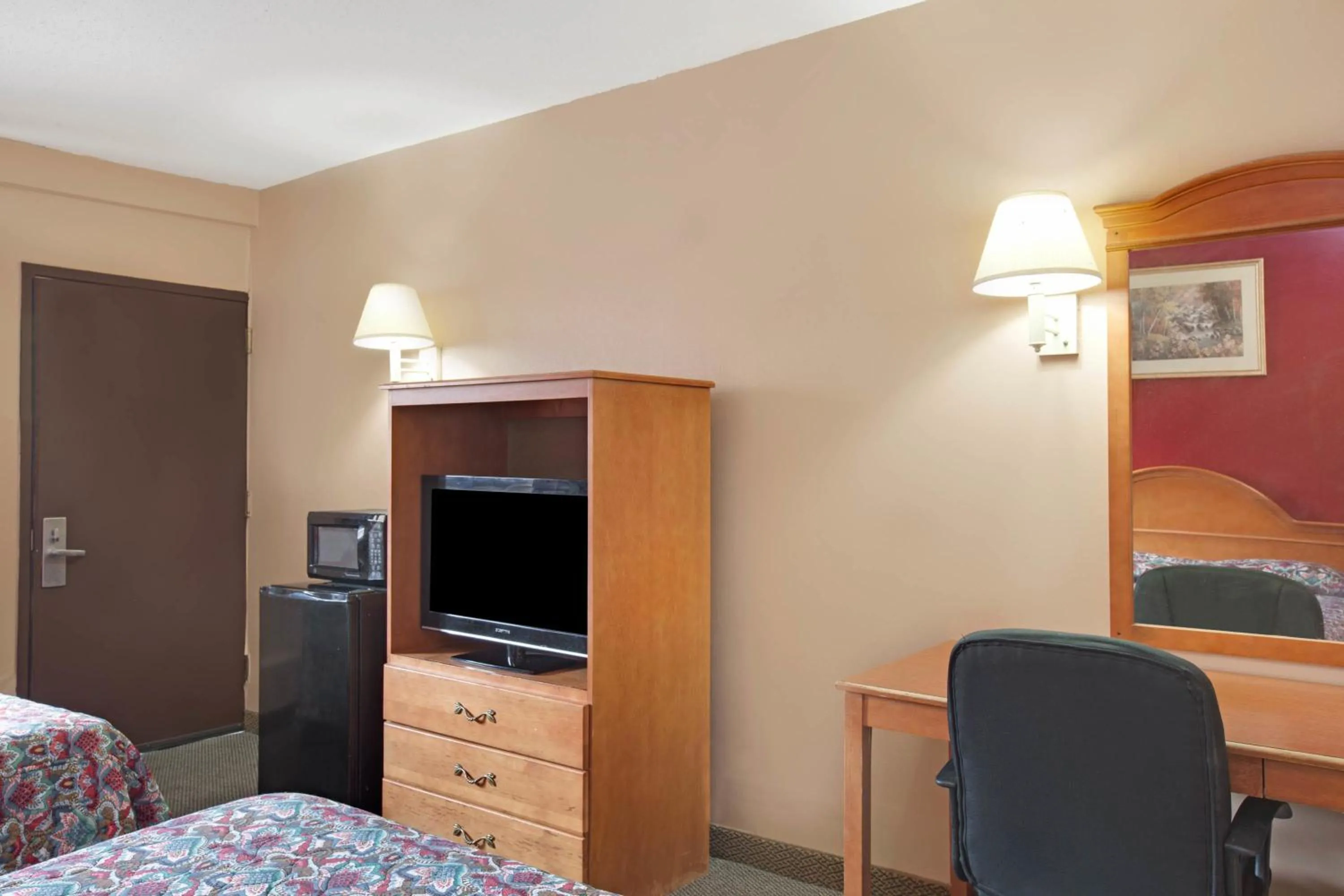 Bed in Knights Inn Pine Brook