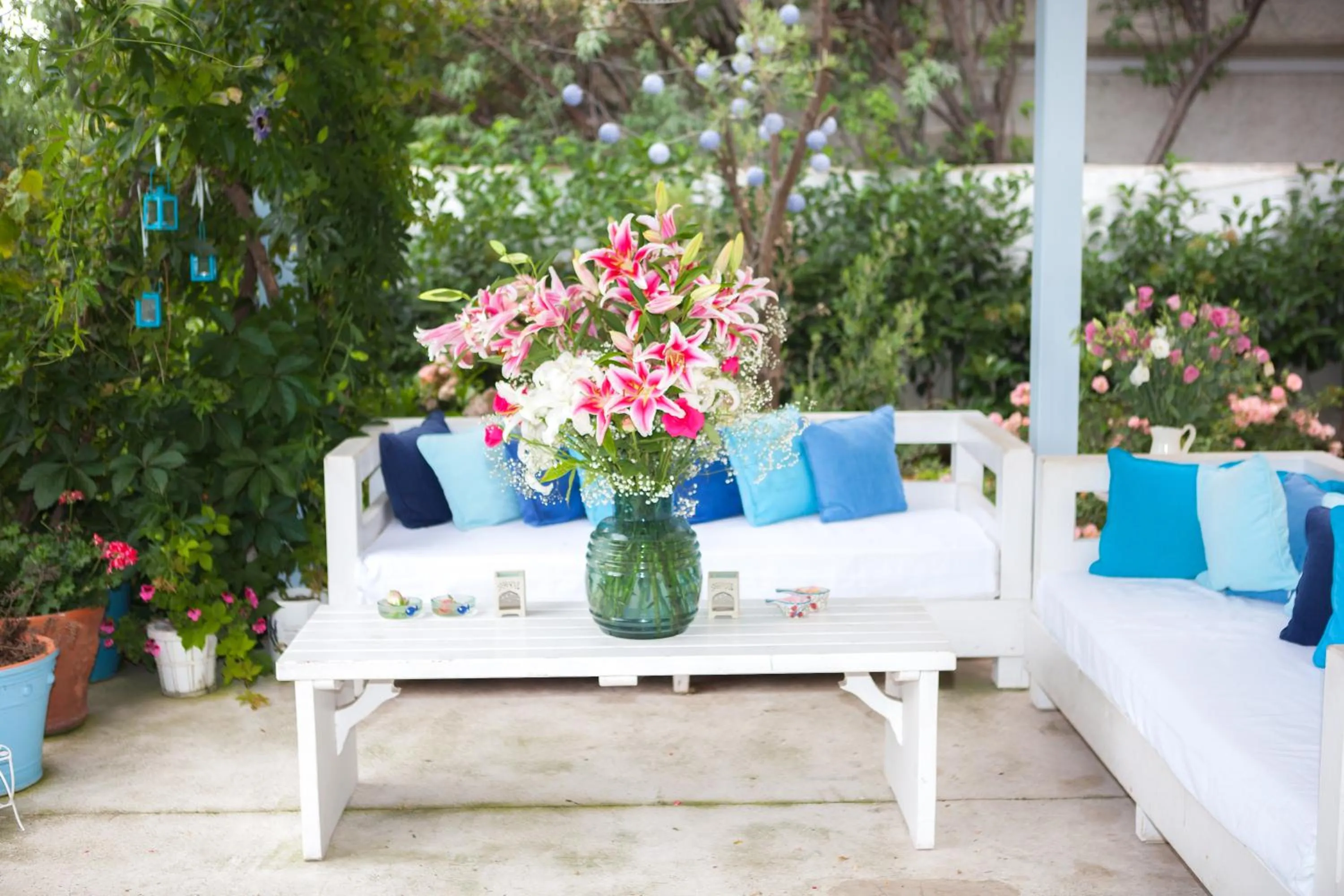 Seating area in Alura Hotel