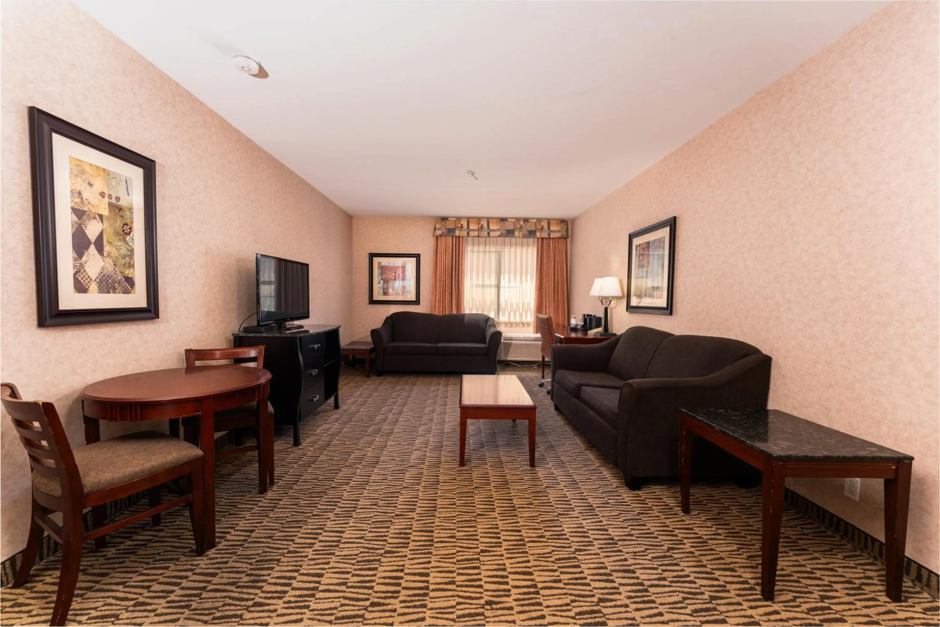 TV and multimedia in Prestige Aberdeen Lodge Kamloops