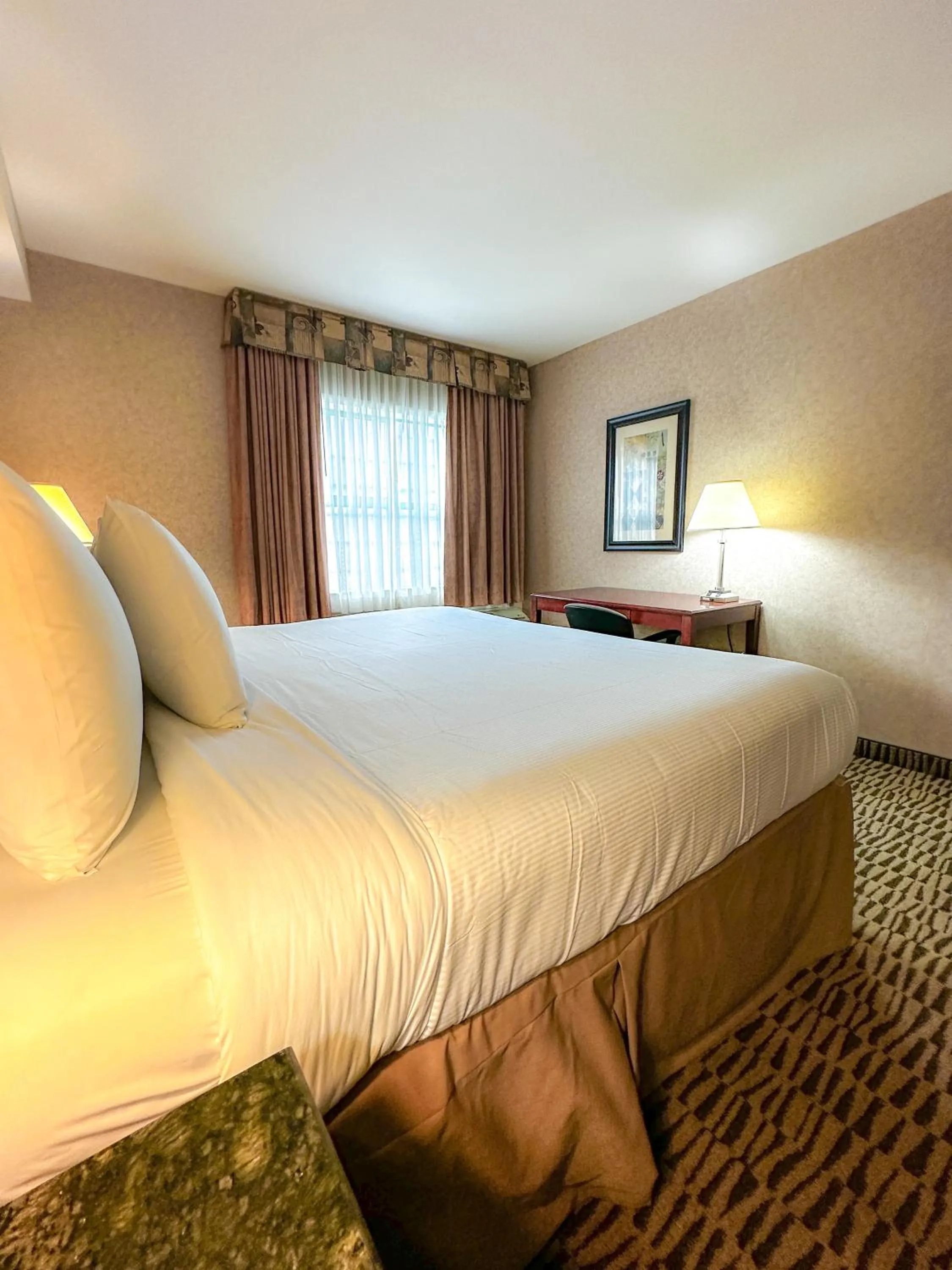 Bed in Pacific Inn & Suites Kamloops