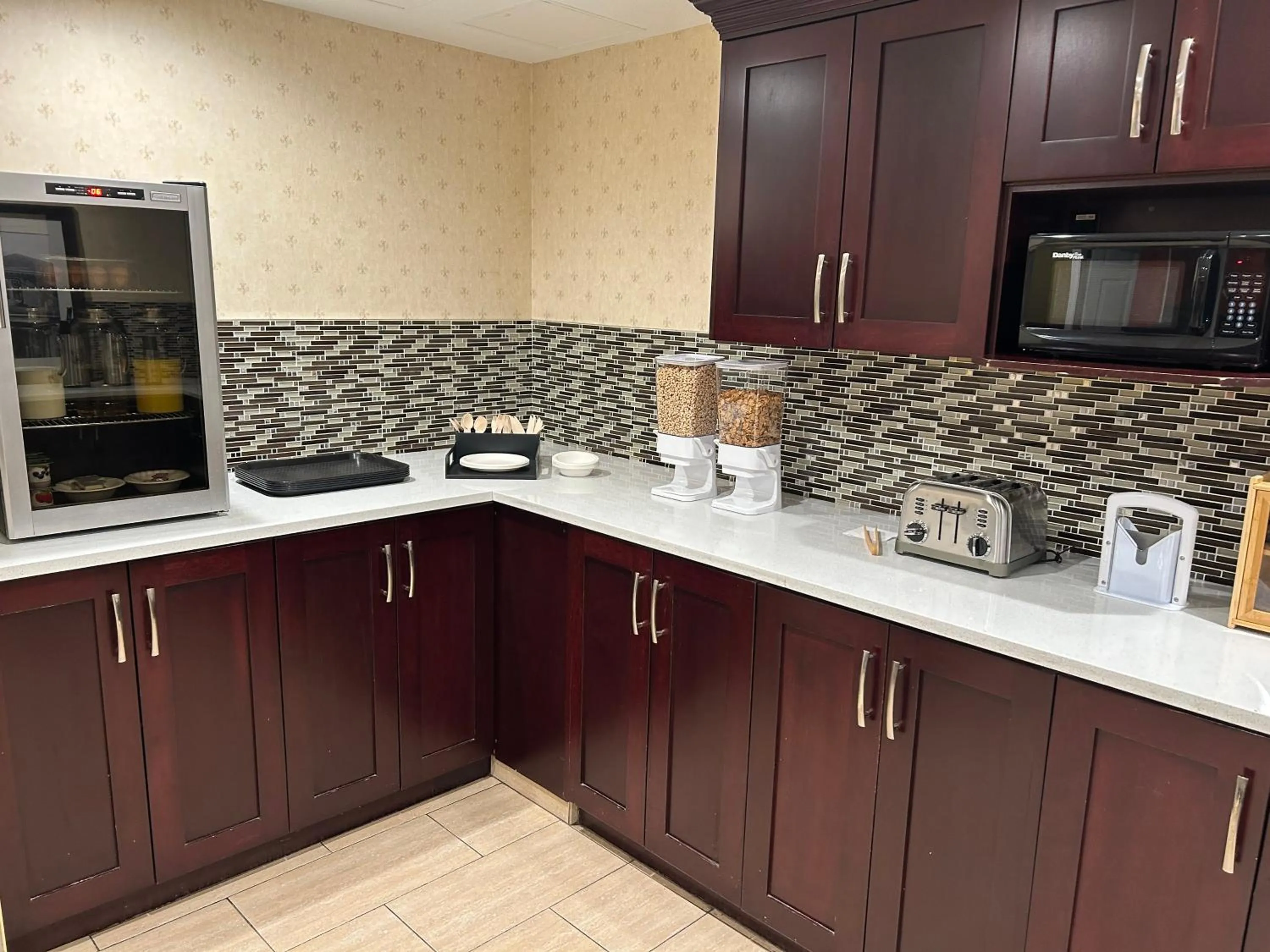 Breakfast in Prestige Aberdeen Lodge Kamloops