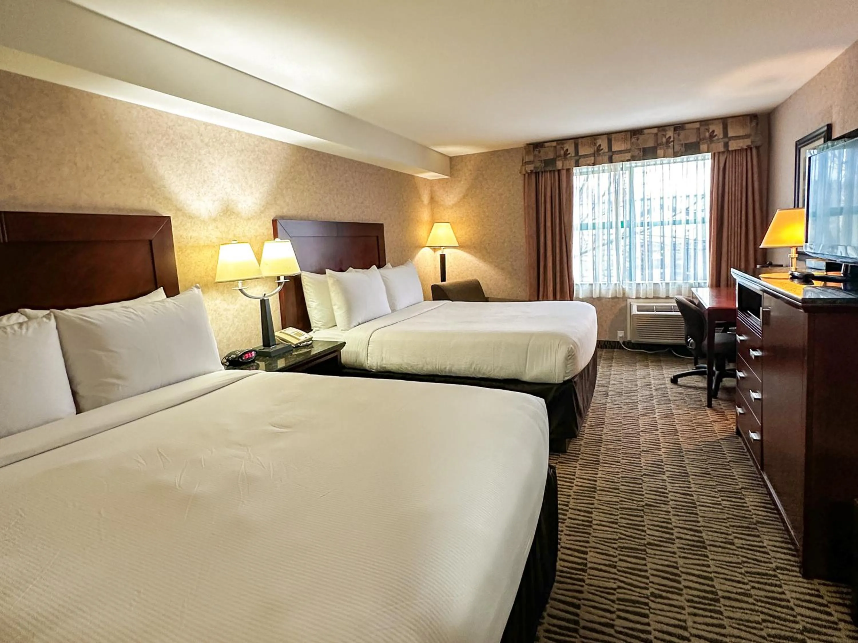 Bed in Pacific Inn & Suites Kamloops