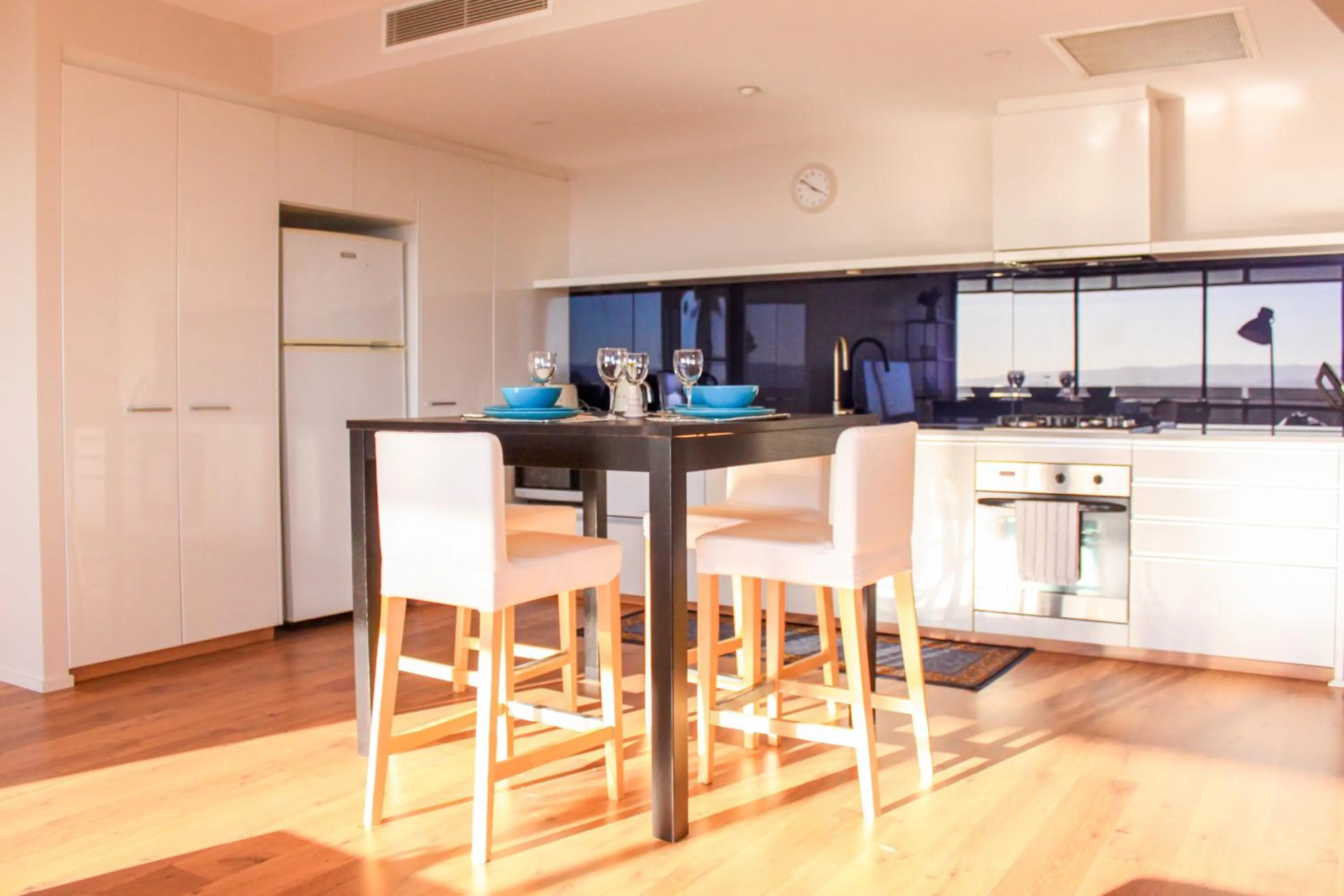 Kitchen or kitchenette in Circle On Cavill Surfers Paradise Apartments-Holiday Paradise
