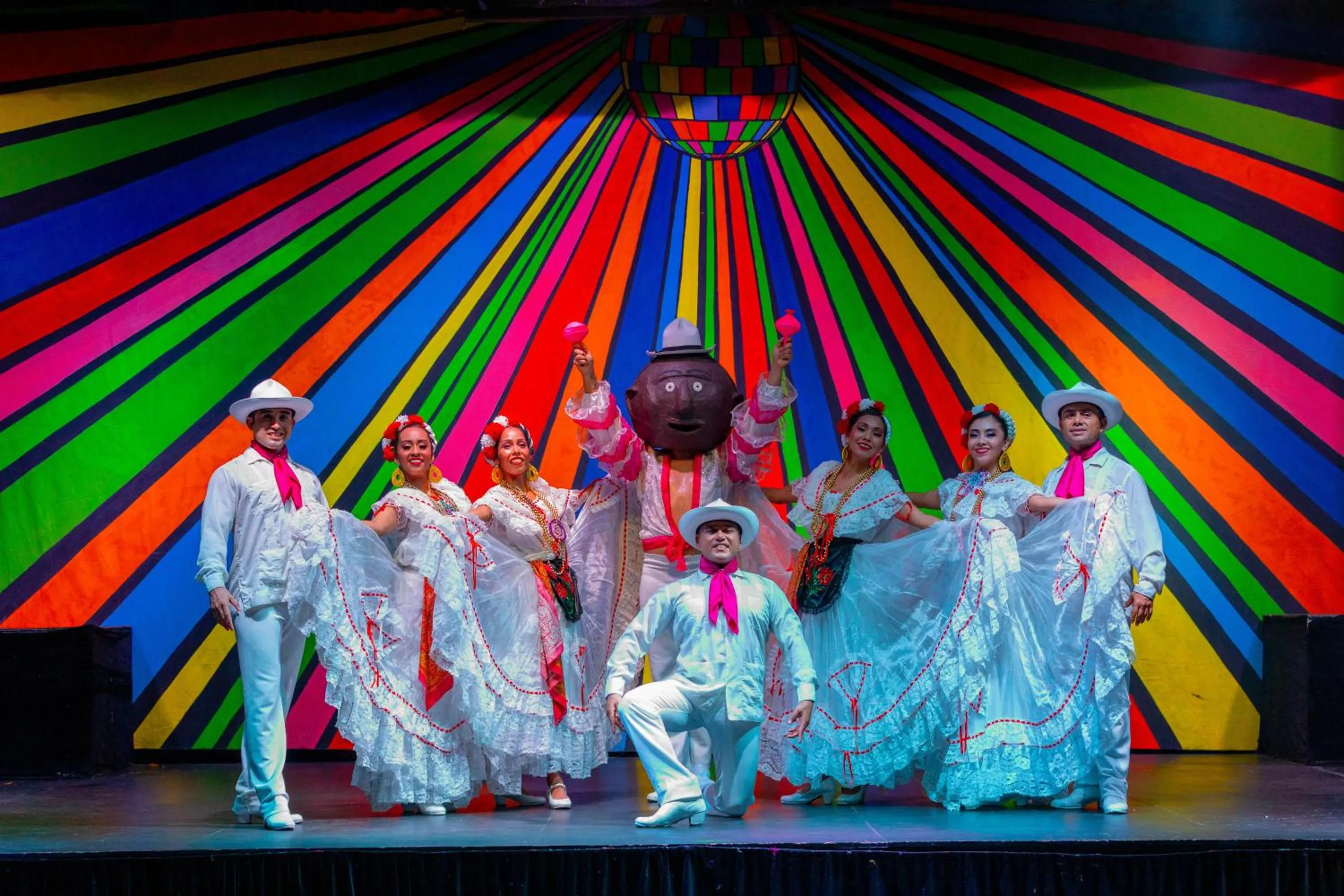 Evening entertainment in Tesoro Ixtapa All Inclusive