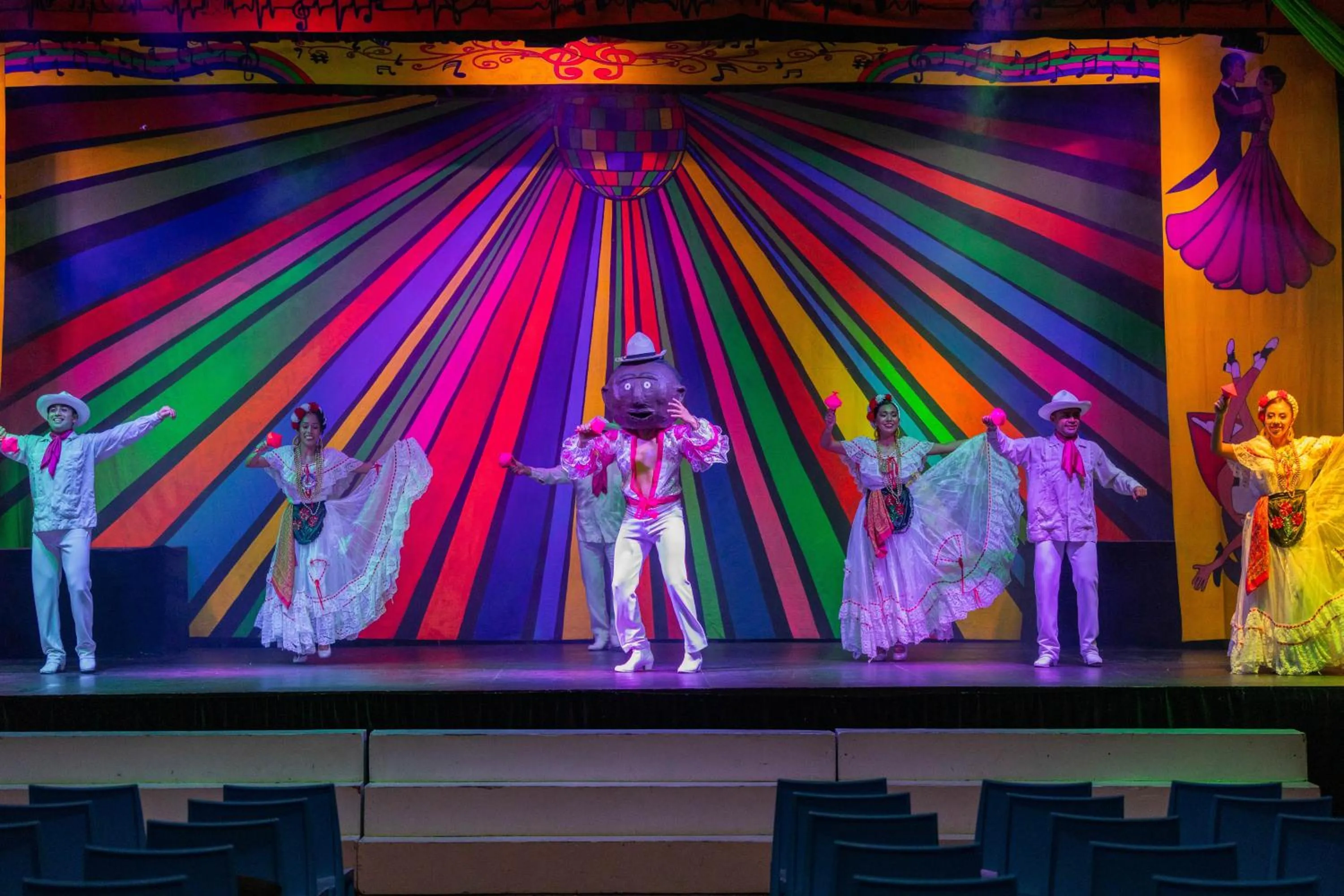 Evening entertainment in Tesoro Ixtapa All Inclusive