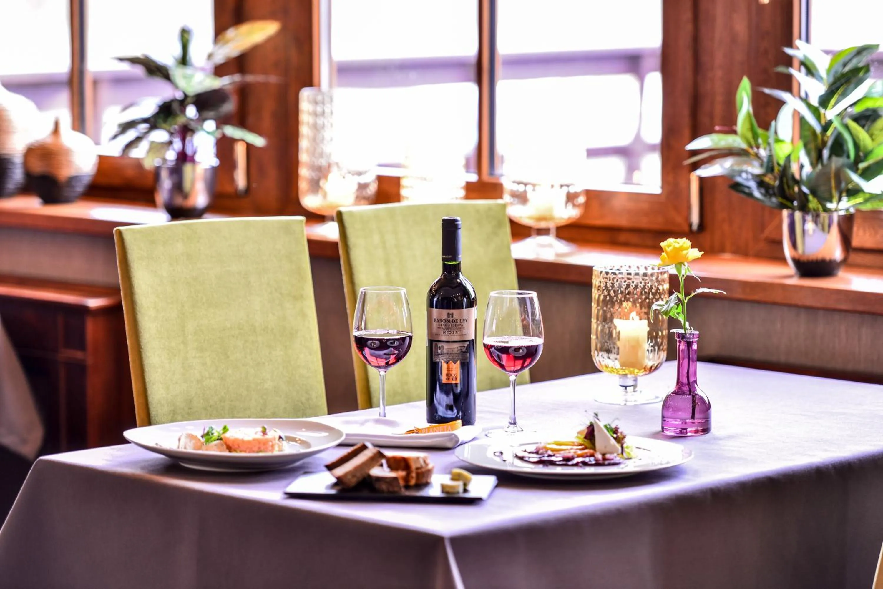 Restaurant/places to eat in Port Hotel