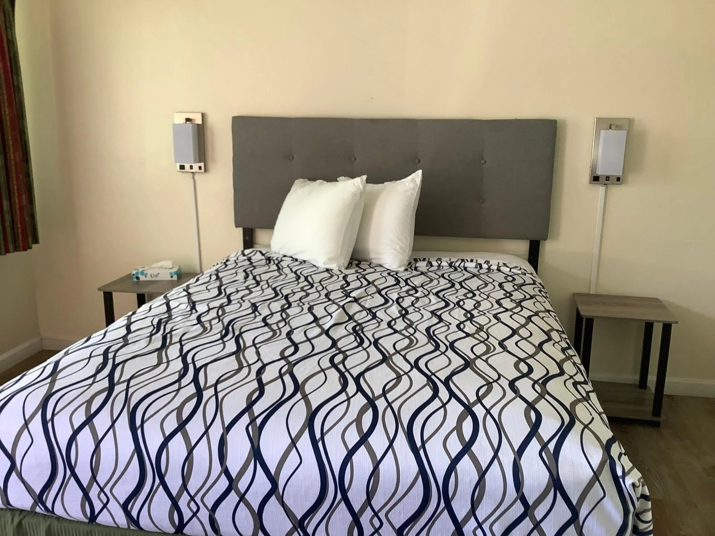 Bed in National 9 Motel