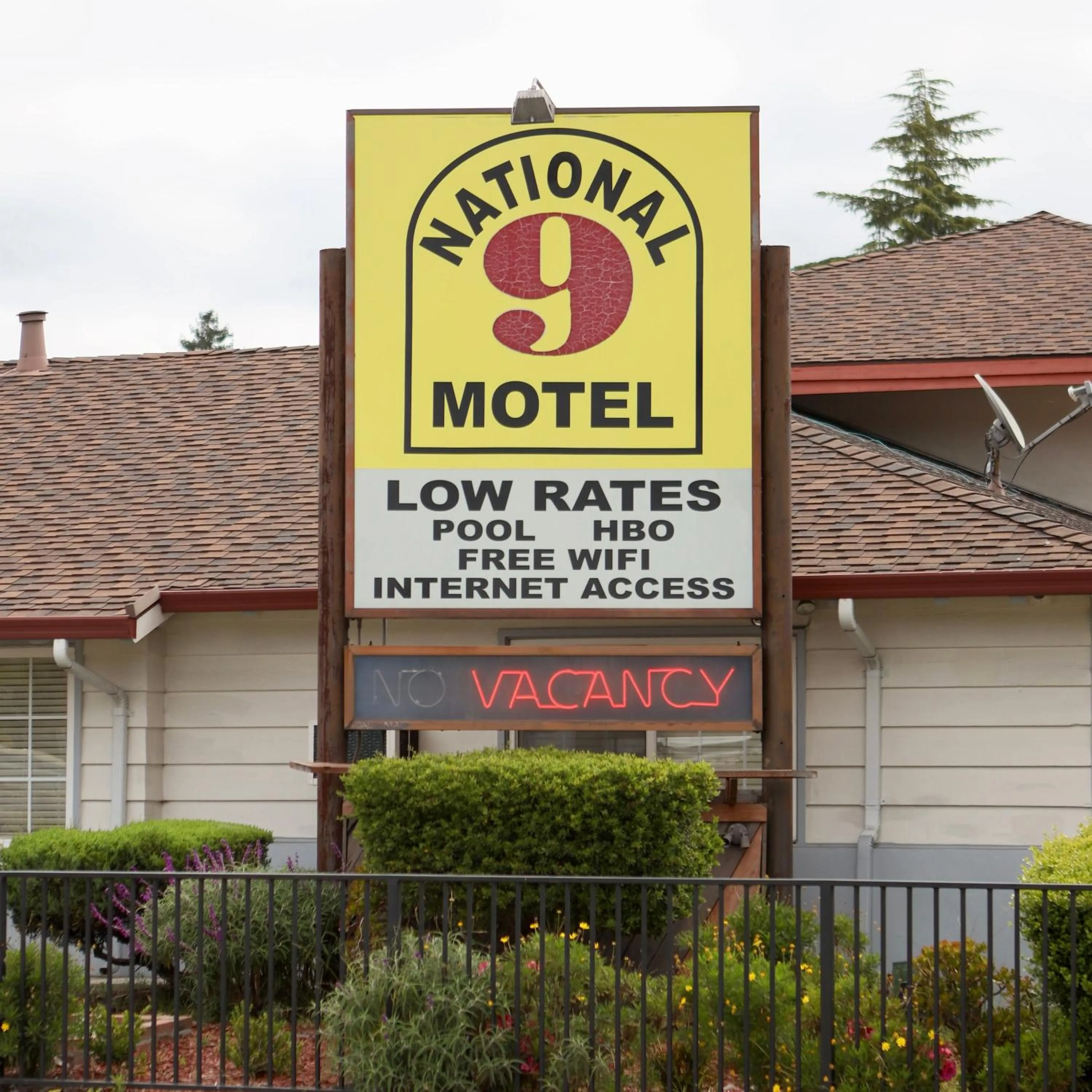 National 9 Motel