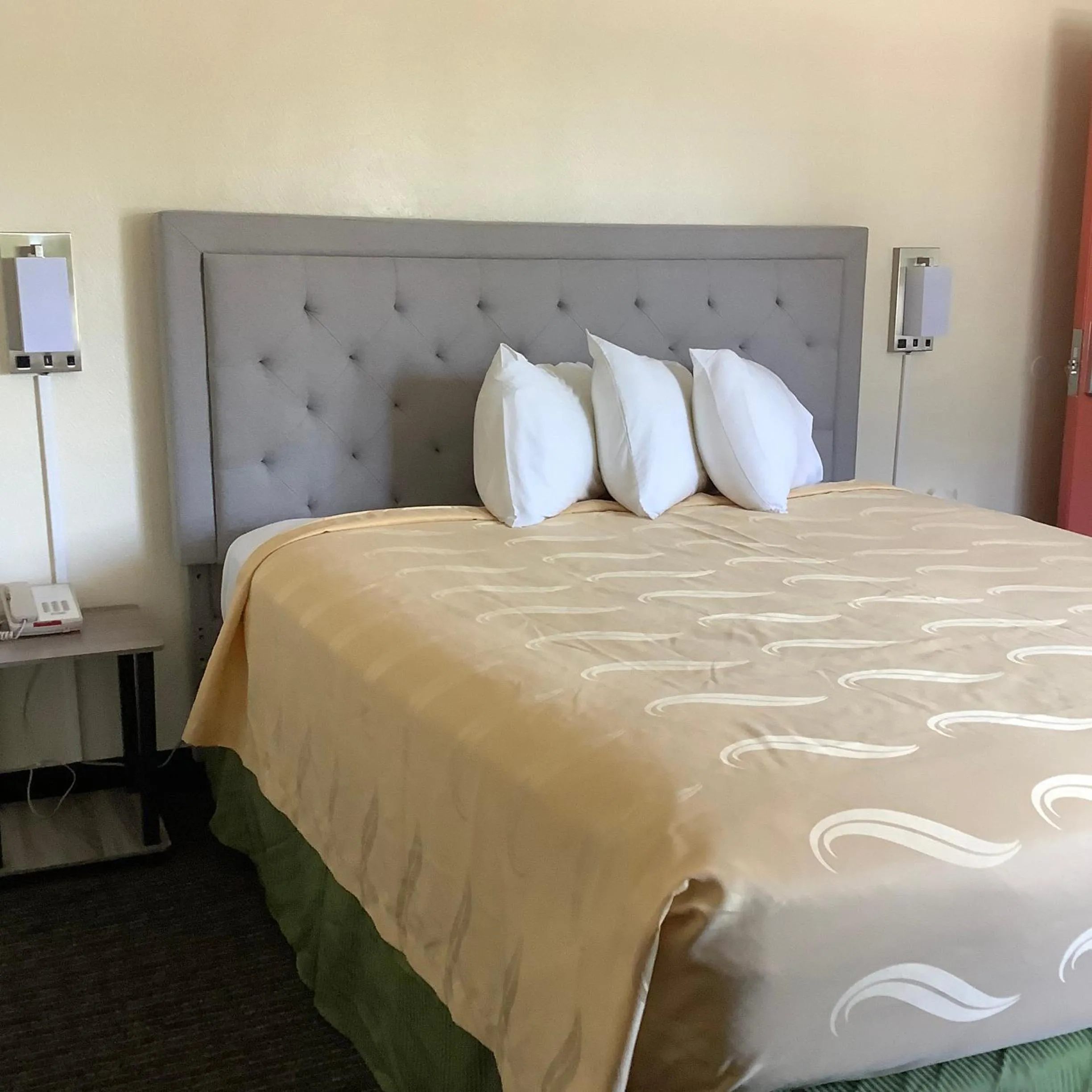 Bed in National 9 Motel