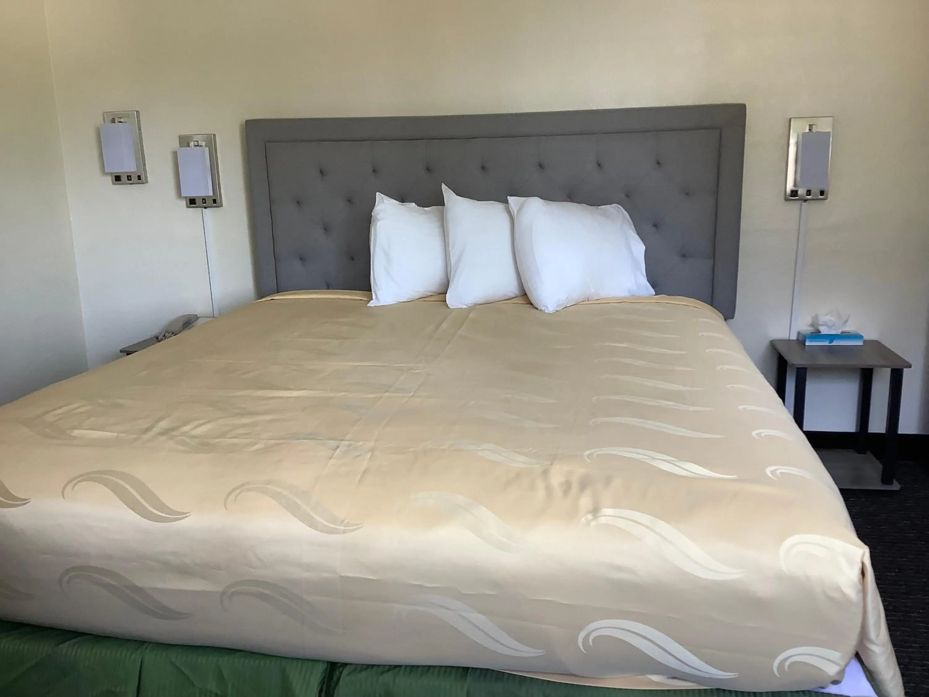 Bed in National 9 Motel