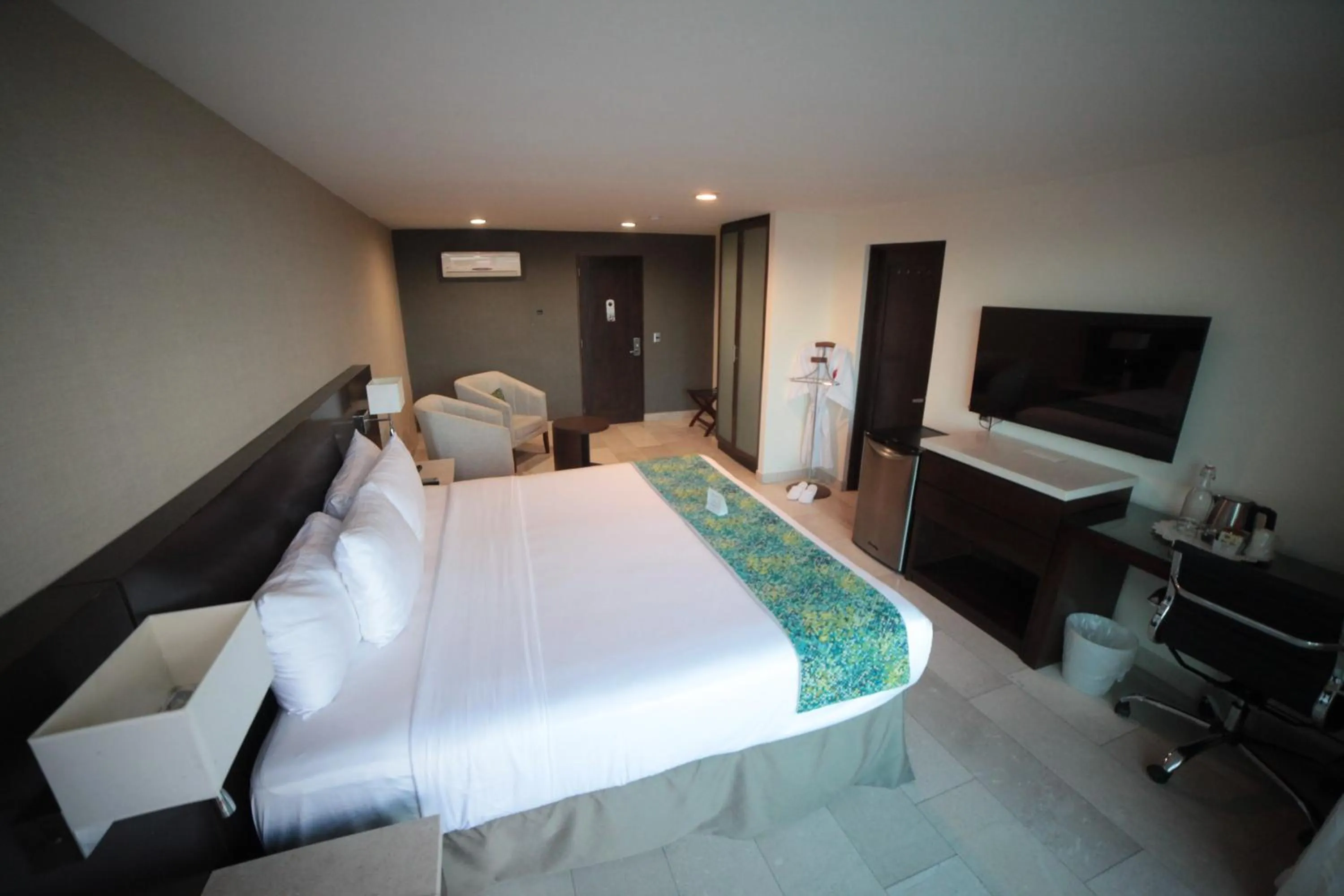 Photo of the whole room, Bed in Seven Crown La Paz Malecon