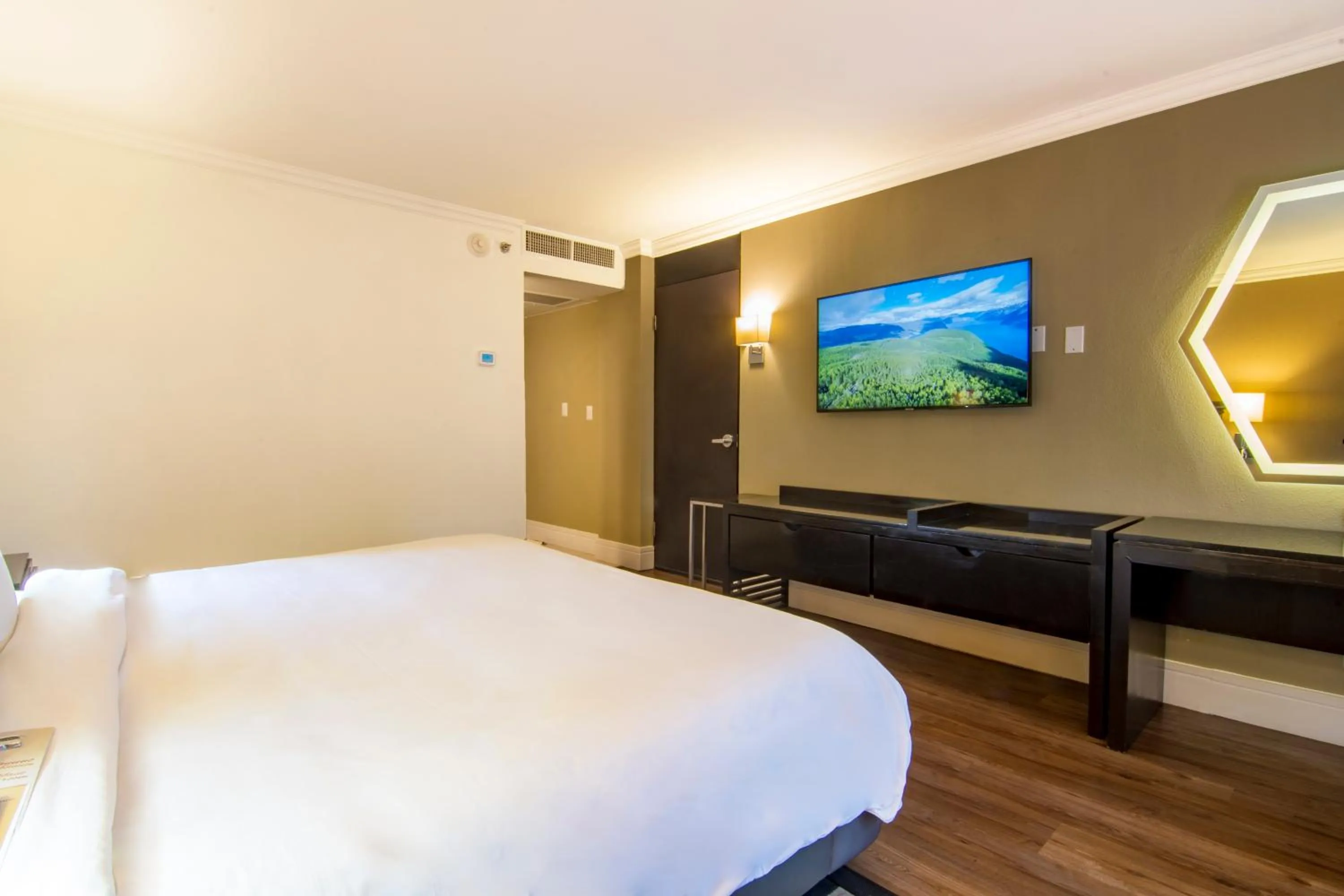 Bed in Hotel Lucerna Tijuana