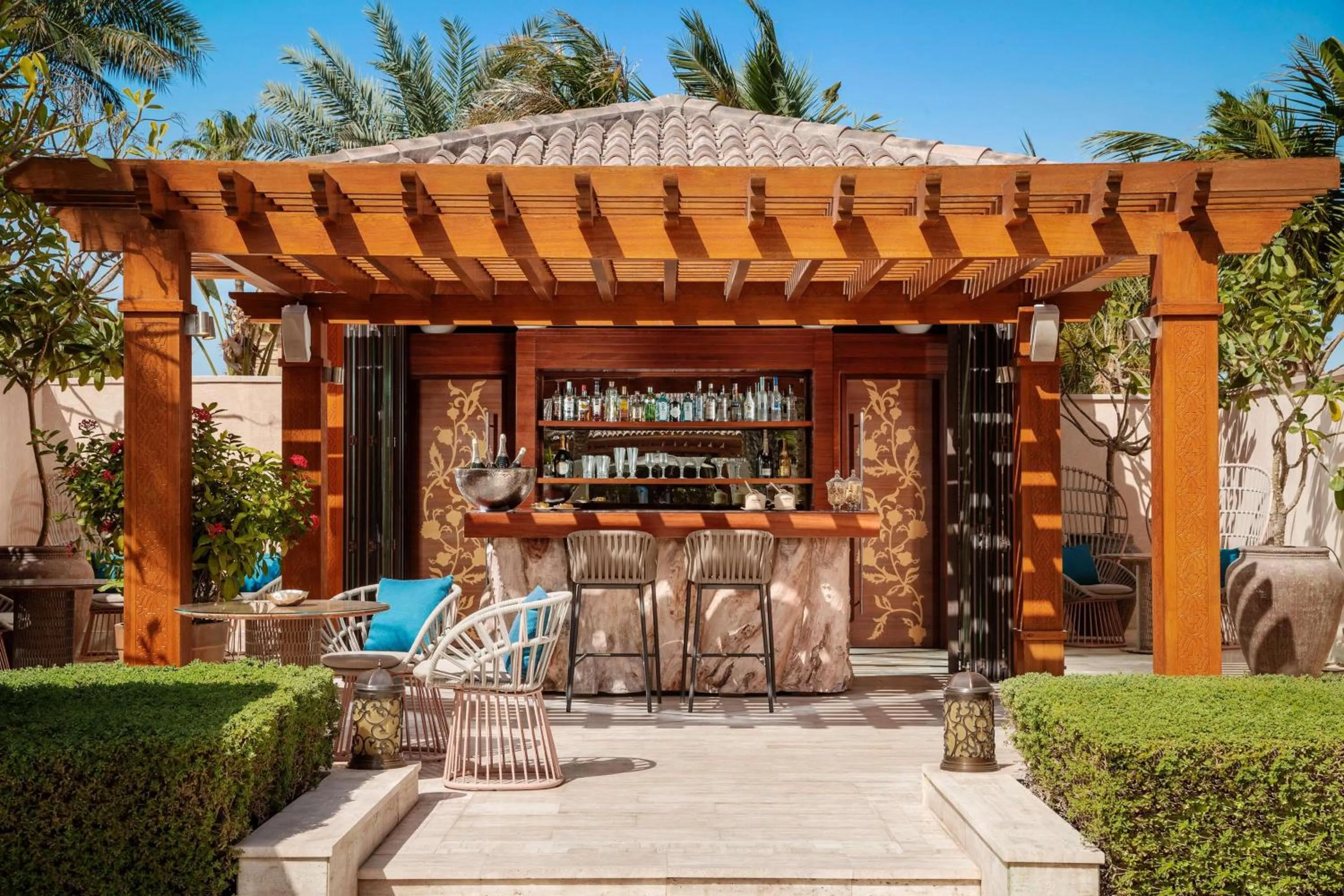 Lounge or bar in One&Only The Palm Dubai