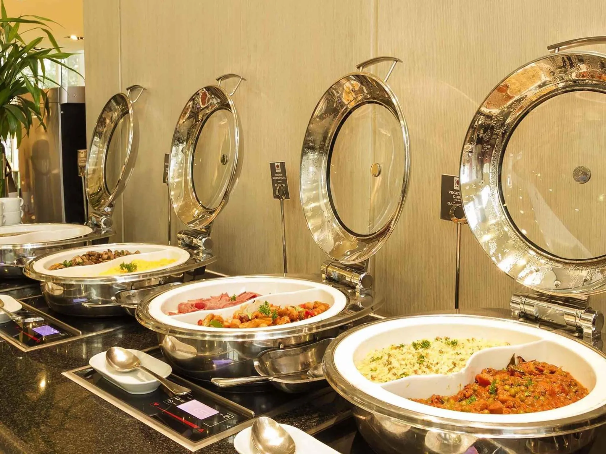 Restaurant/places to eat in ibis Sharq