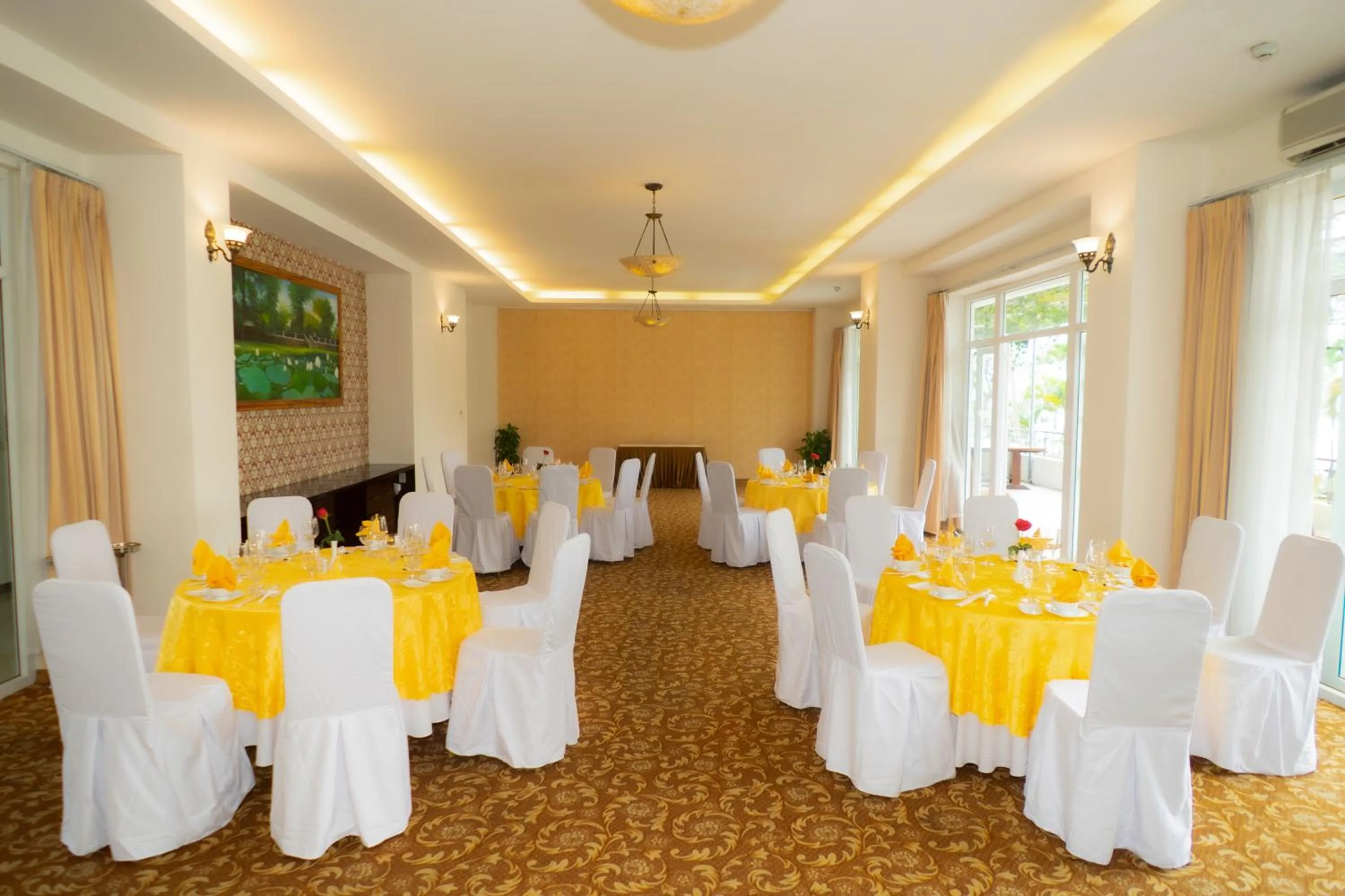 Restaurant/places to eat in Century Riverside Hotel Hue