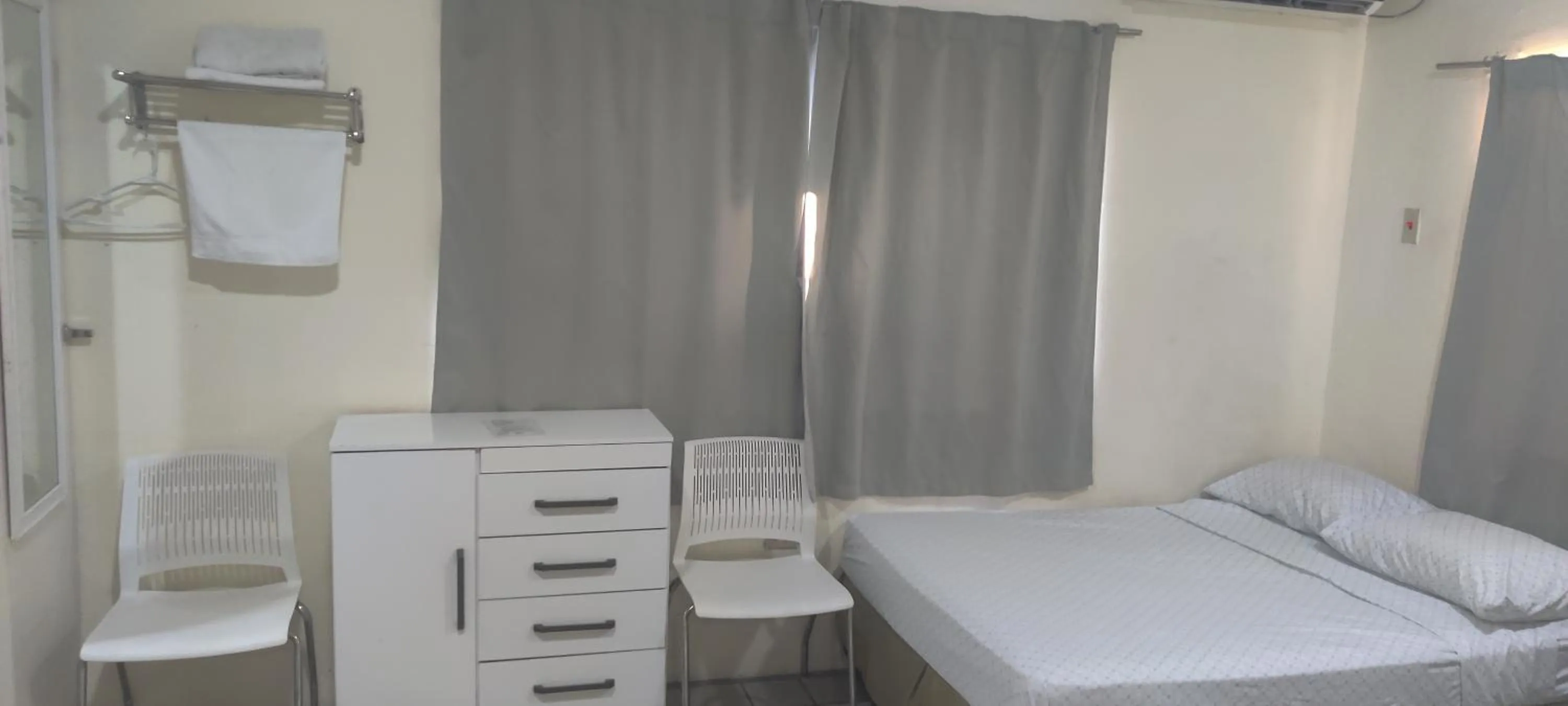 hair dresser, Bed in Woodbrook on the Avenue