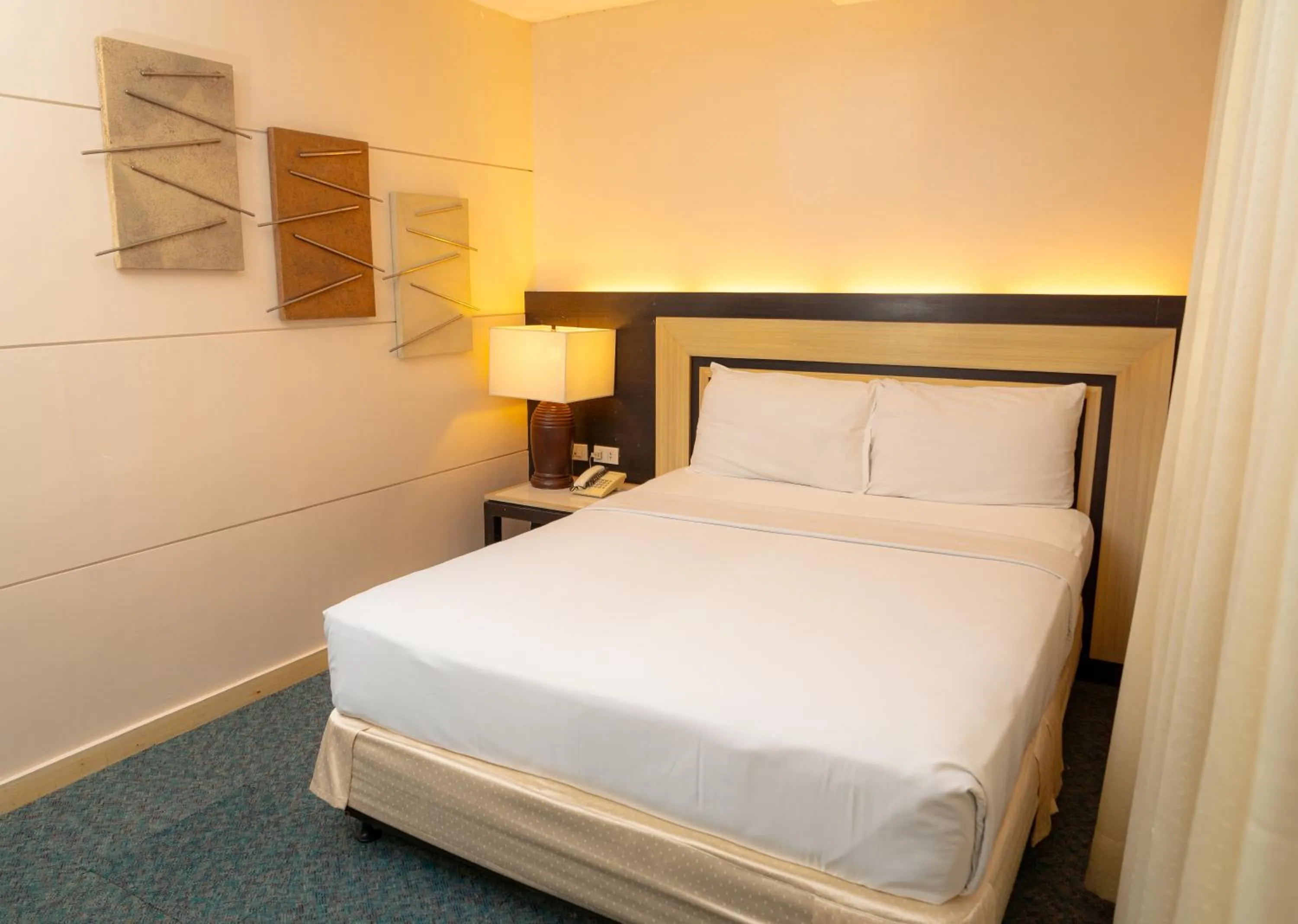 Photo of the whole room, Bed in Cebu Grand Hotel