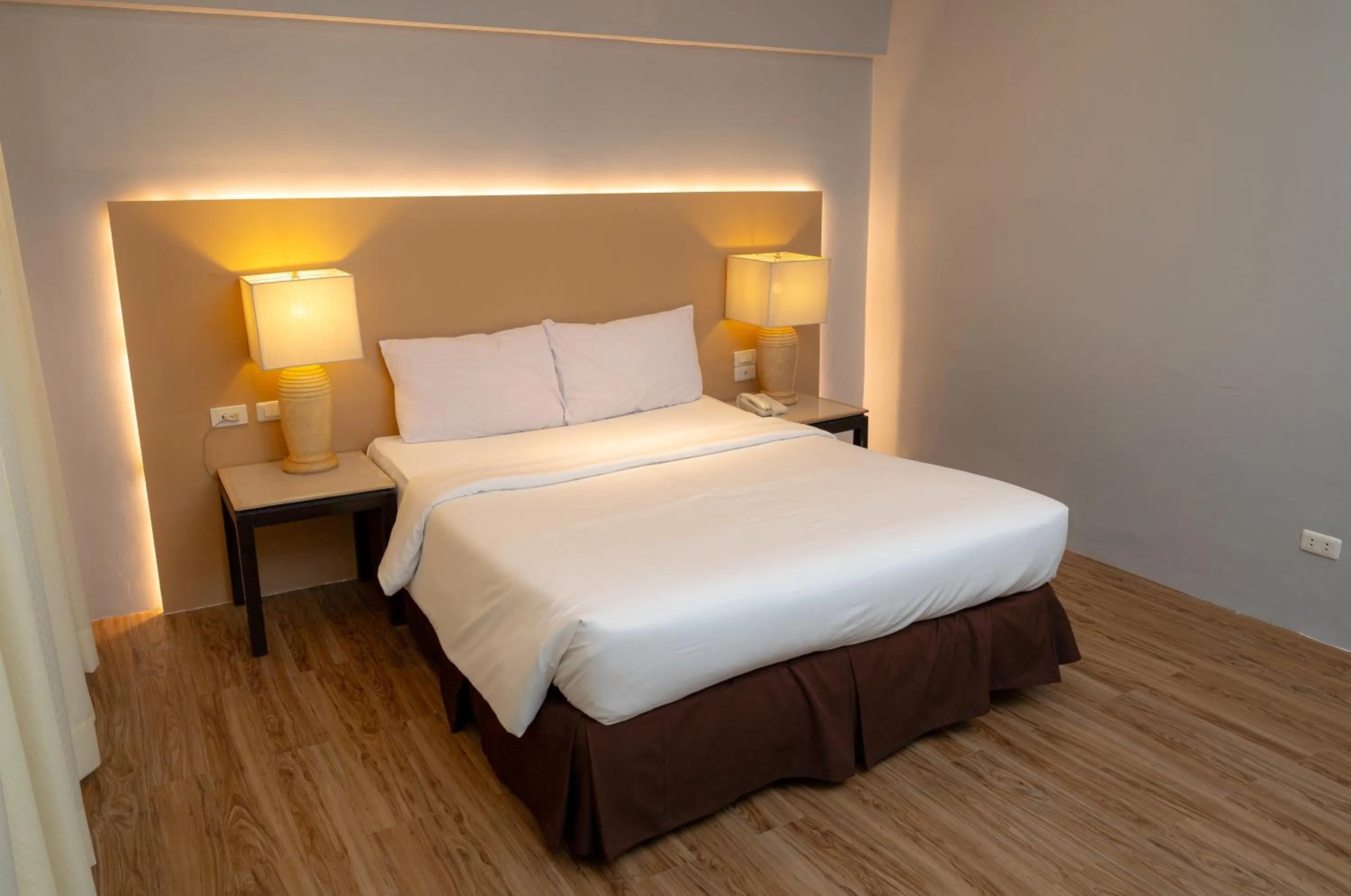 Bedroom, Bed in Cebu Grand Hotel