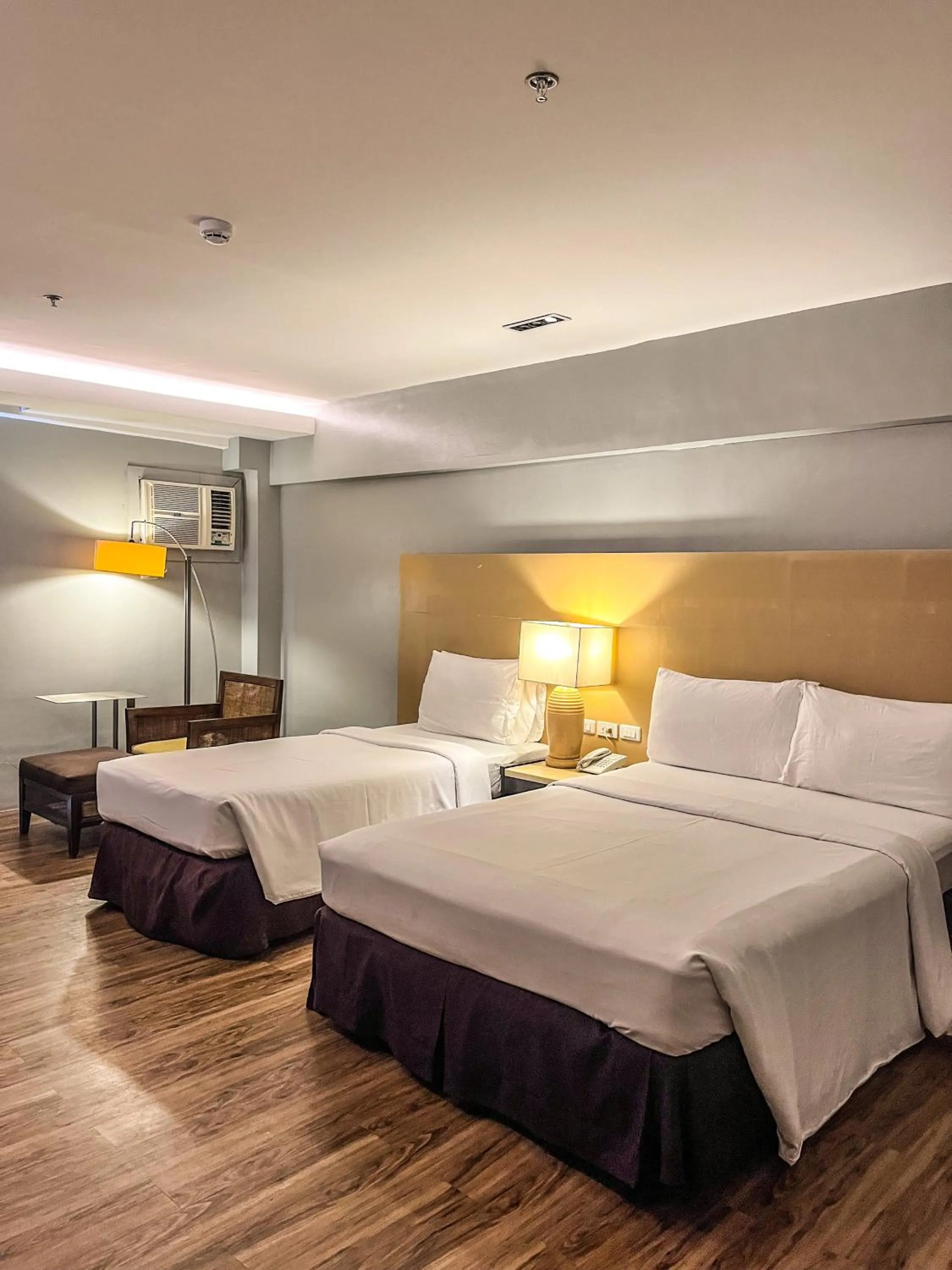 Bedroom, Bed in Cebu Grand Hotel