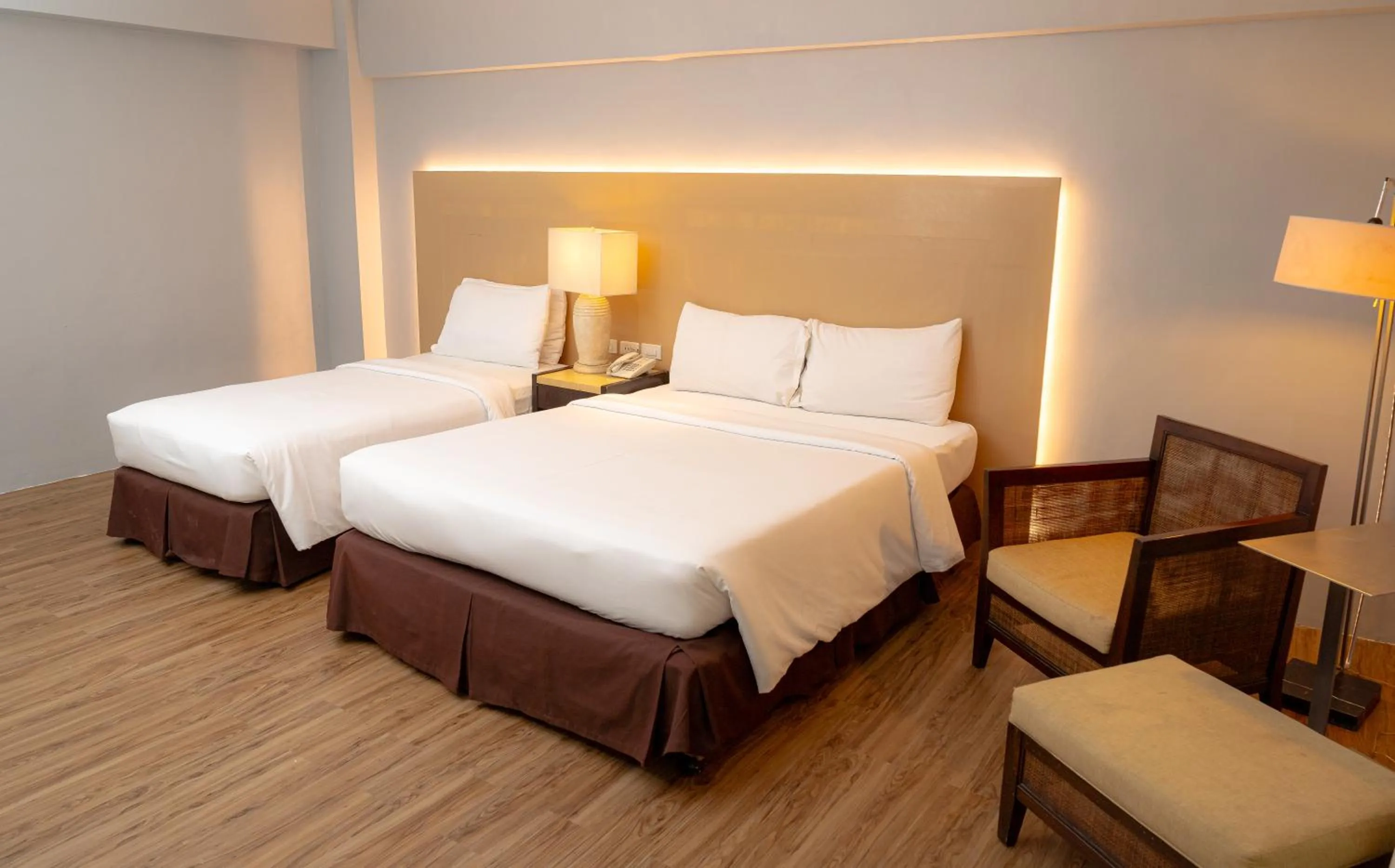 Bedroom, Bed in Cebu Grand Hotel