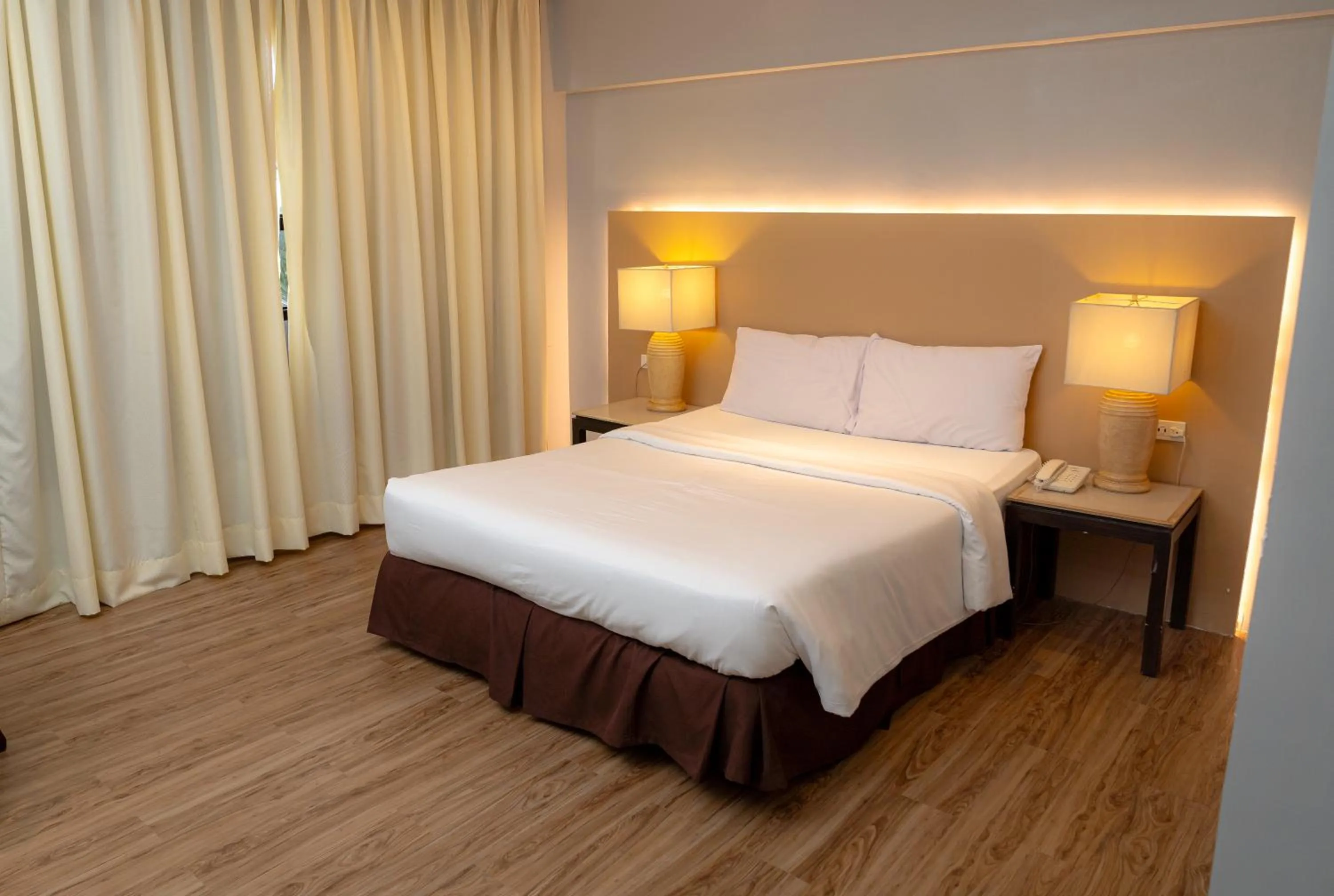 Bedroom, Bed in Cebu Grand Hotel