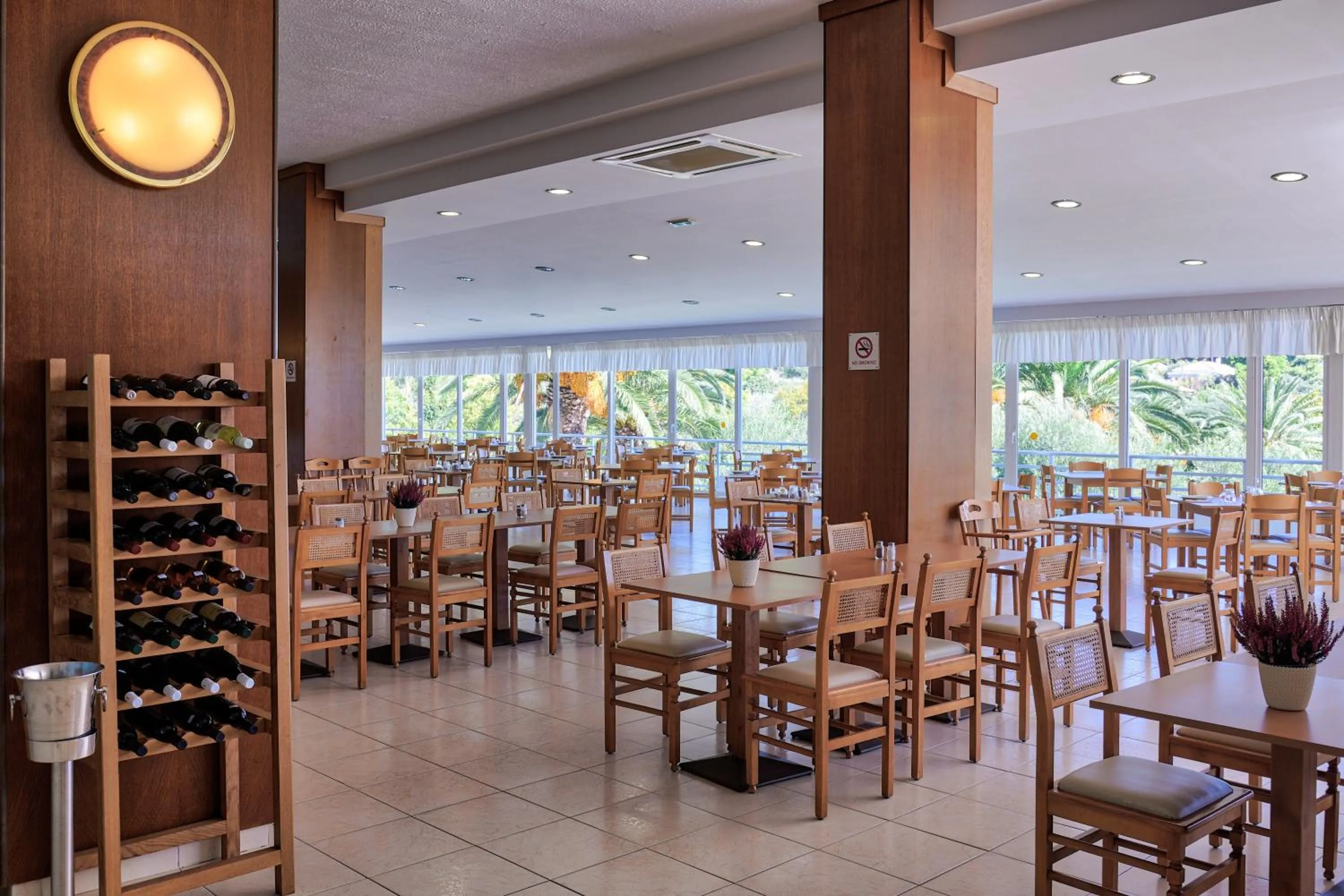 Restaurant/places to eat in Mendi Hotel