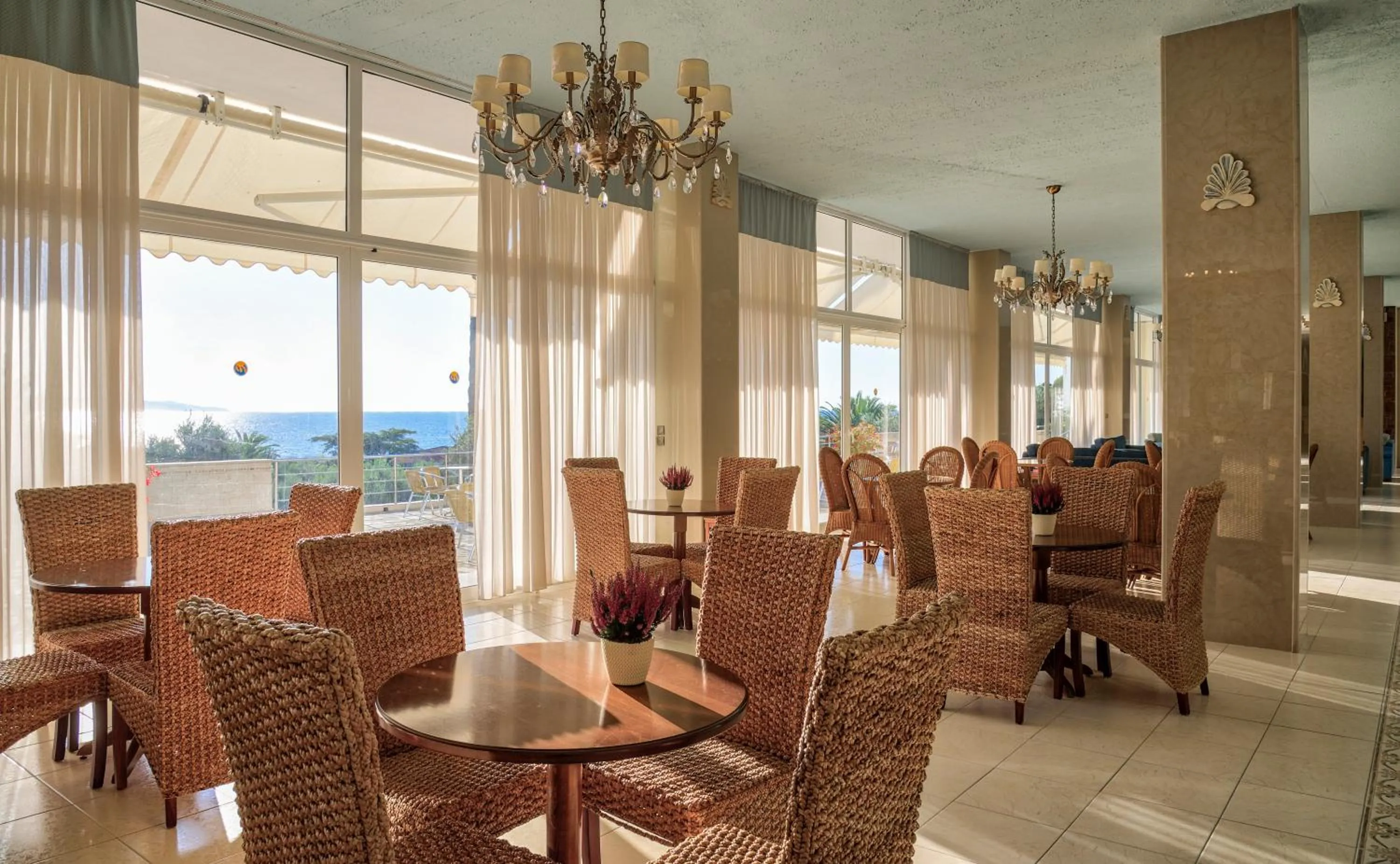 Communal lounge/ TV room in Mendi Hotel