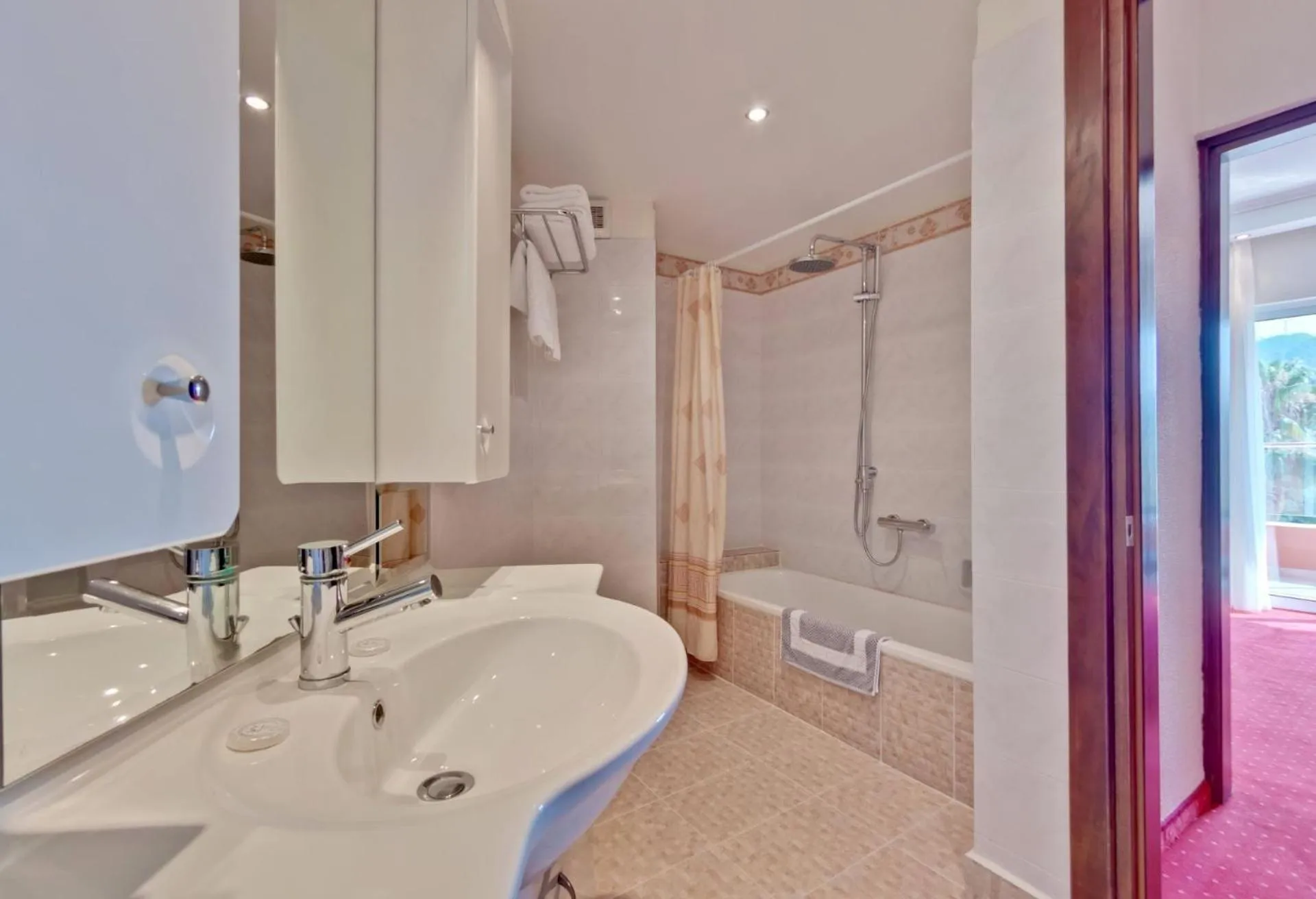 Bathroom in Mendi Hotel