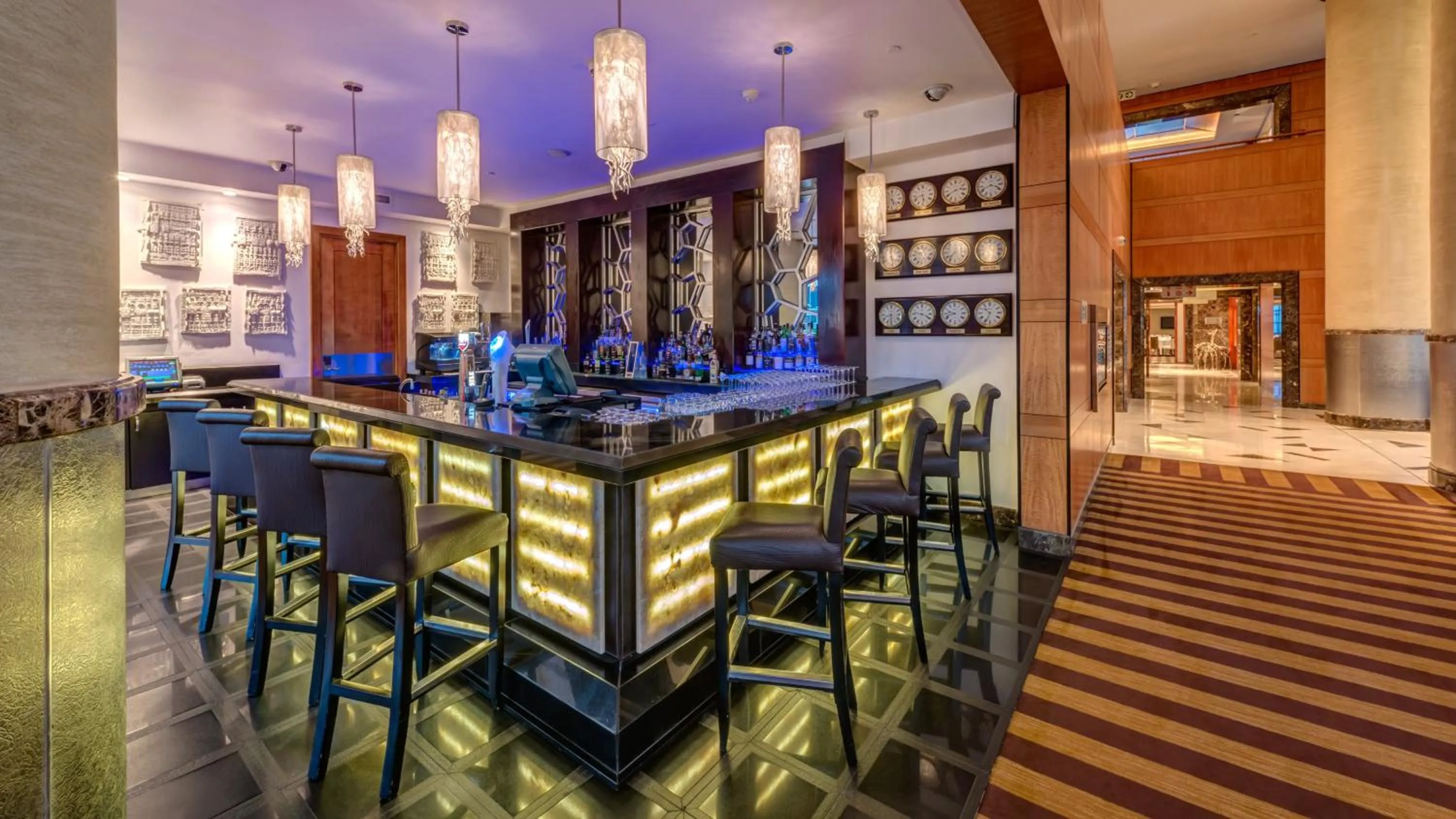 Lounge or bar in InterContinental Johannesburg OR Tambo Airport Hotel by IHG