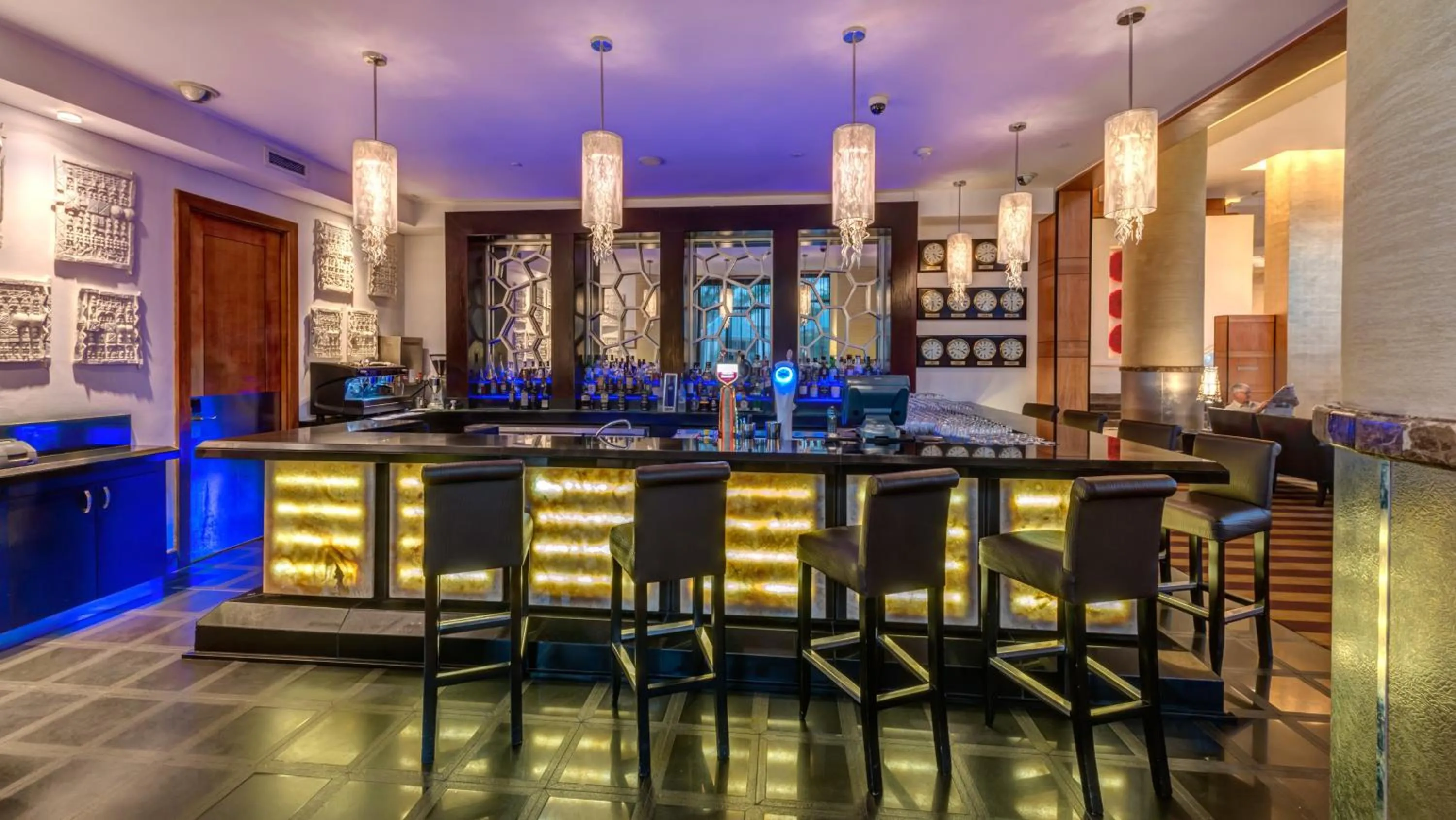 Lounge or bar in InterContinental Johannesburg OR Tambo Airport Hotel by IHG