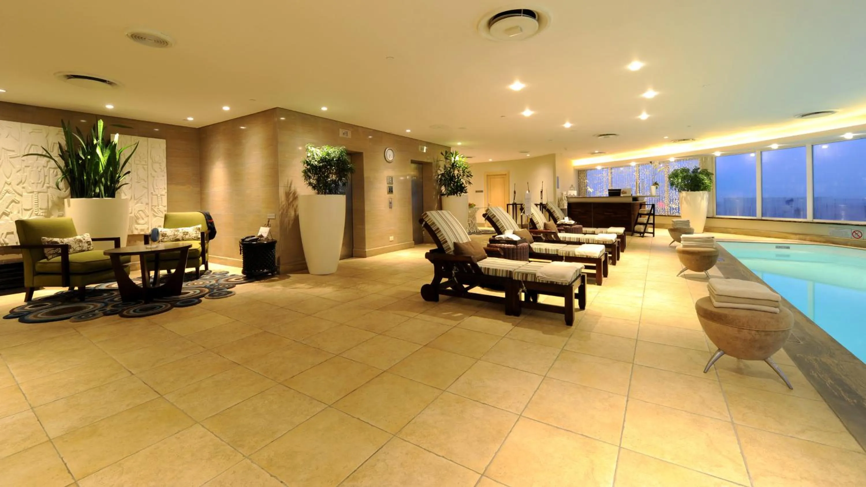 Swimming pool in InterContinental Johannesburg OR Tambo Airport Hotel by IHG