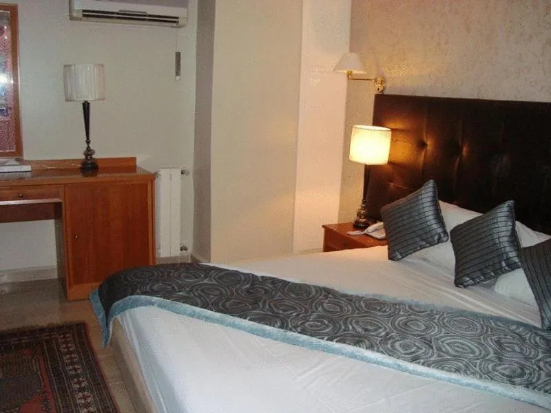 Photo of the whole room, Bed in Charles Hotel