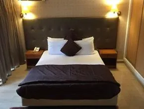 Shower, Bed in Charles Hotel