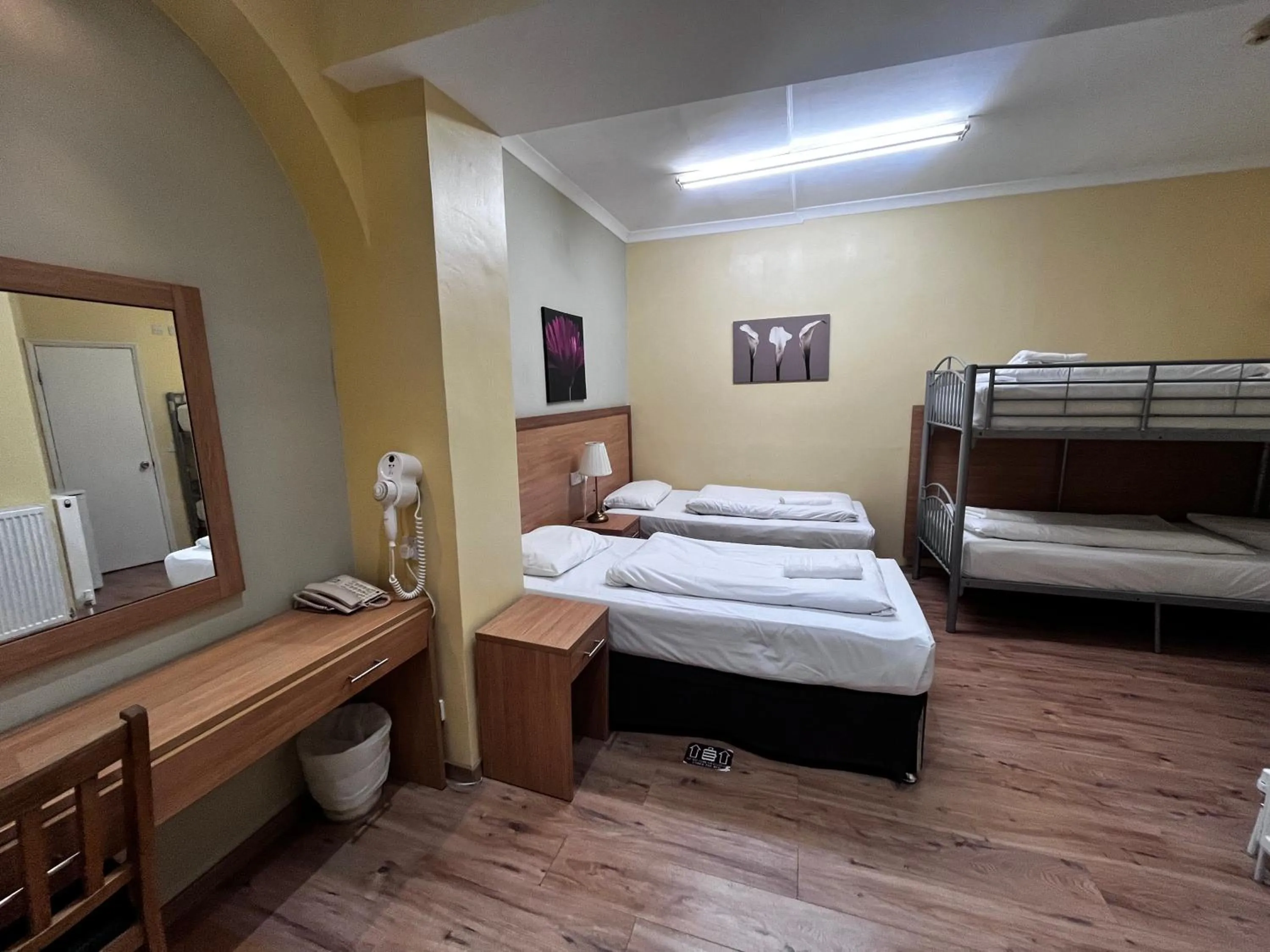 Bedroom, Bed in Shakespeare Hotel