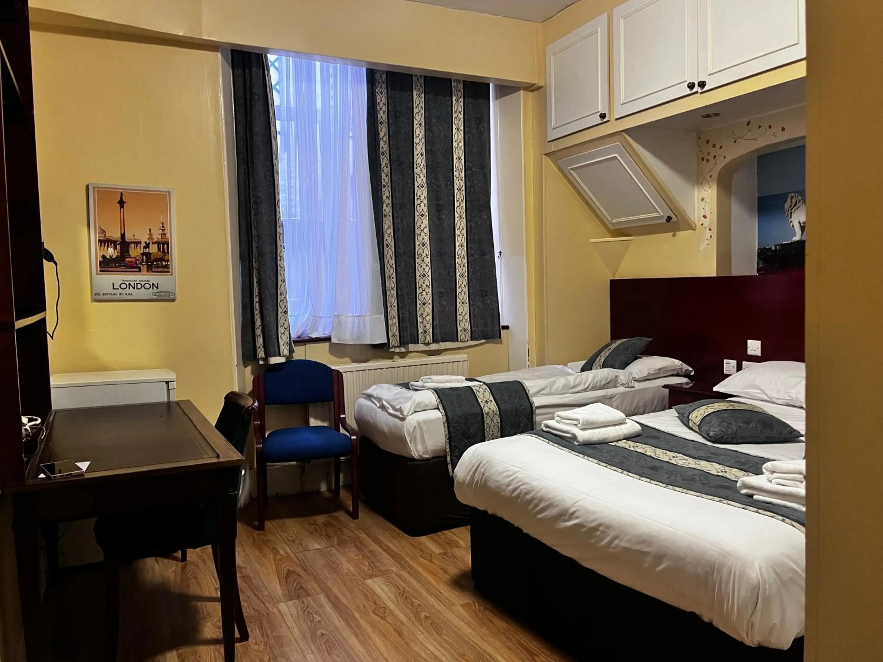 Bedroom, Bed in Dolphin Hotel