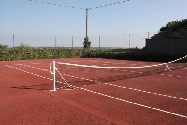 Tennis court in Le Buisson