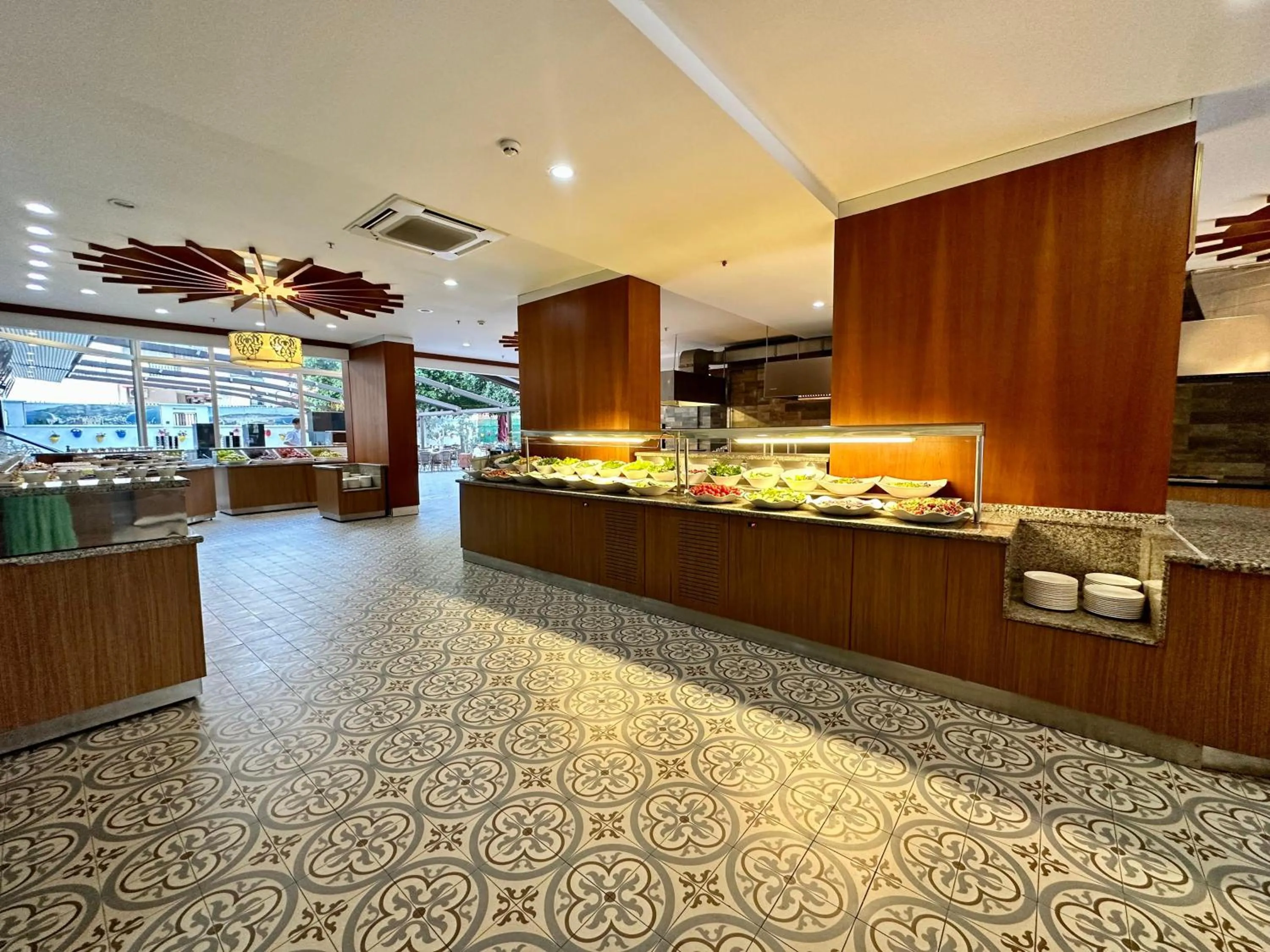 Restaurant/places to eat in Blue Wave Suite Hotel