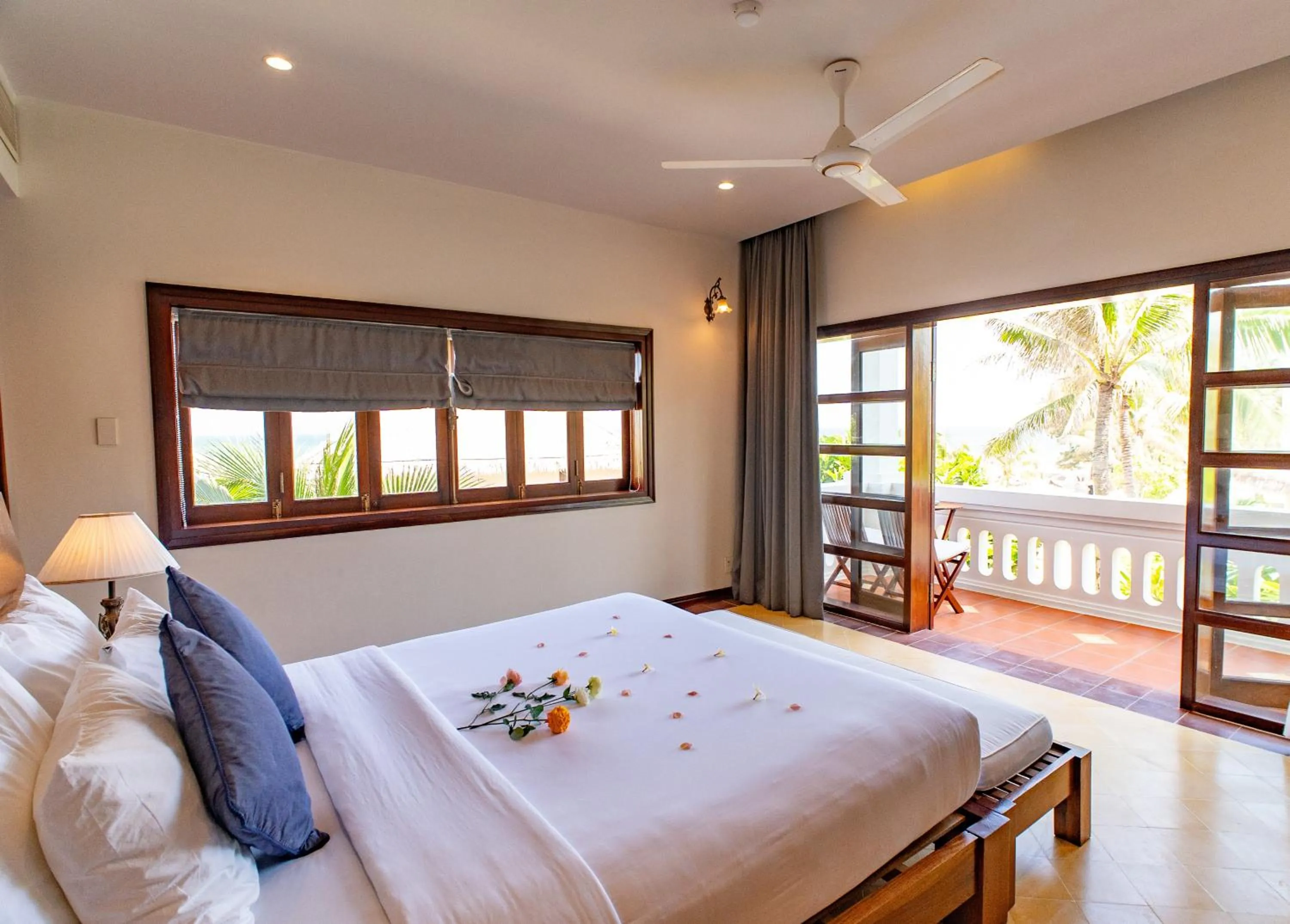 Balcony/Terrace, Bed in Allezboo Beach Resort & Spa