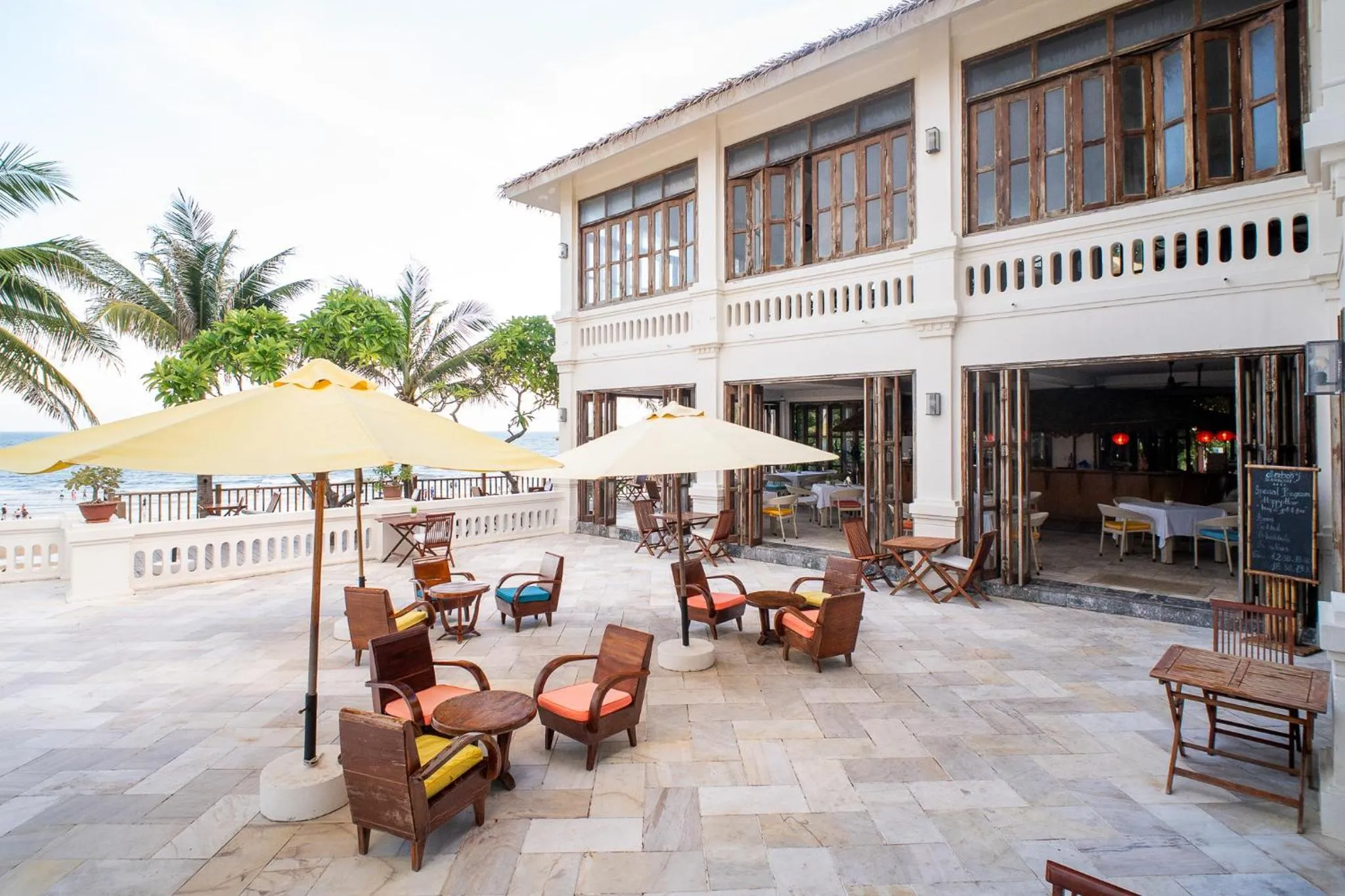 Restaurant/places to eat in Allezboo Beach Resort & Spa