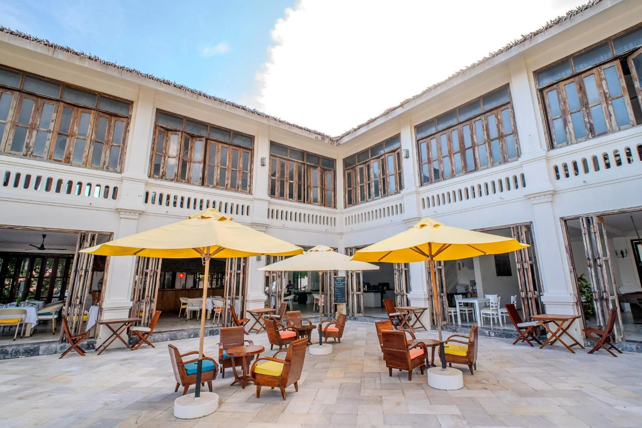 Restaurant/places to eat in Allezboo Beach Resort & Spa